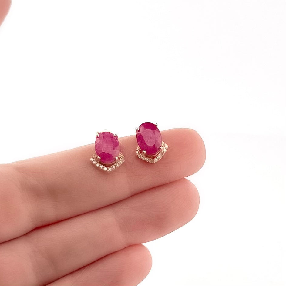 Aretes de ORO con Rubi Ovalado y Diamantes $450 dlls