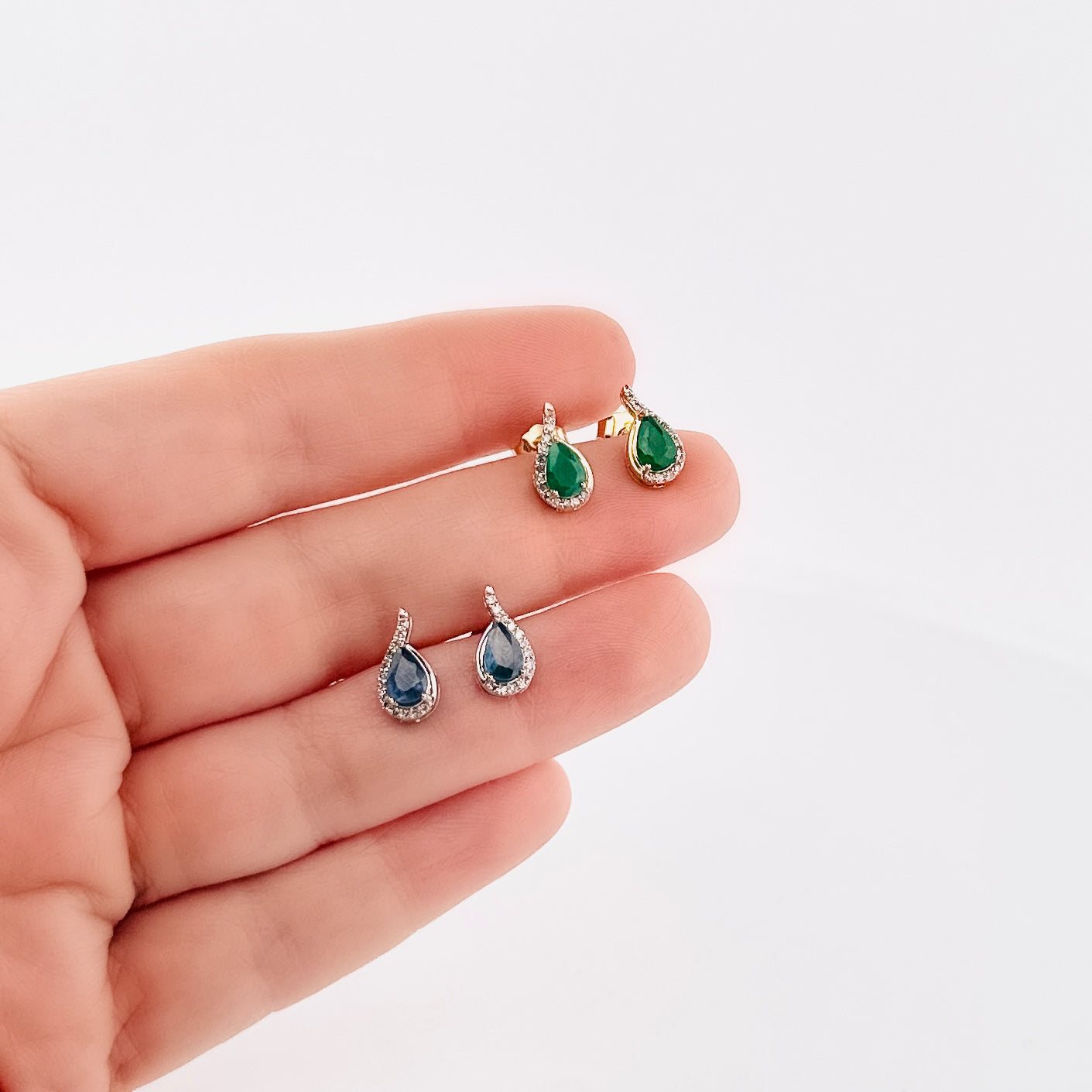 Aretes de ORO con Esmeralda de Gota y Diamantes $440 dlls