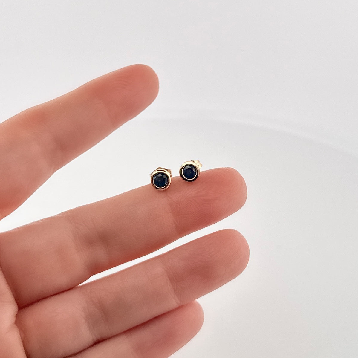 Aretes de ORO con Zafiro con bisel