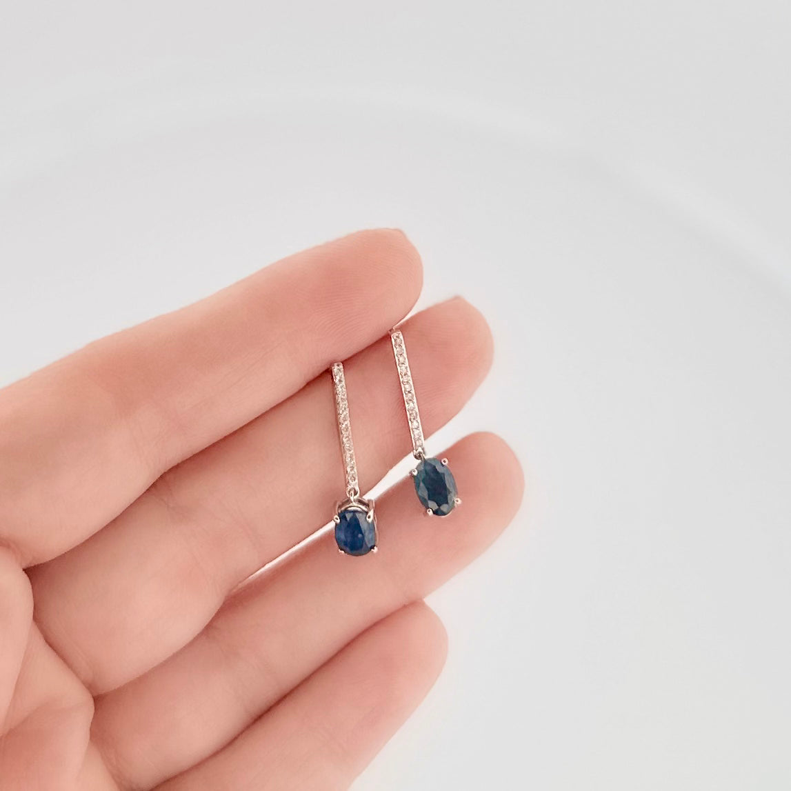 Aretes largos de ORO con Zafiro y Diamantes $450 dlls