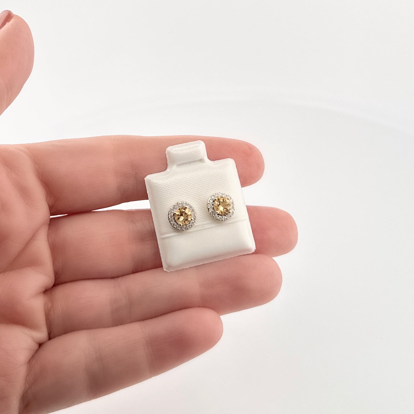 Aretes de ORO con Citrina redonda y Diamantes $320 dlls