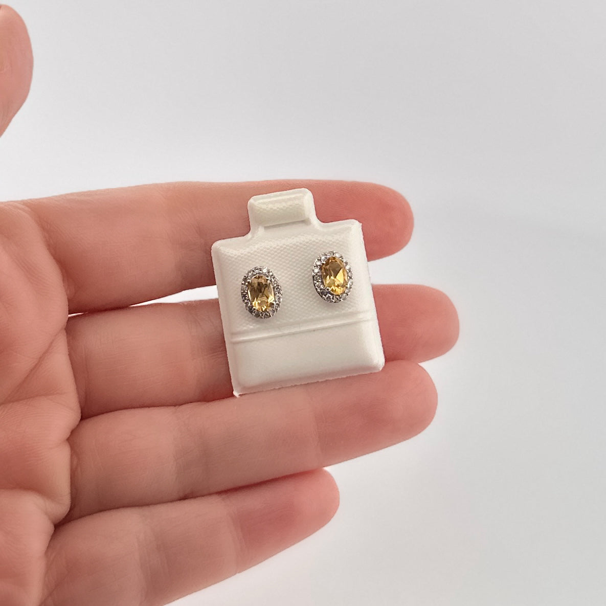 Aretes de ORO con Citrina Ovalada y Diamantes $380 dlls