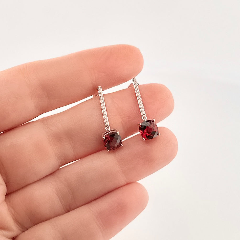 Aretes largos de ORO con Granate y Diamantes $370 dlls
