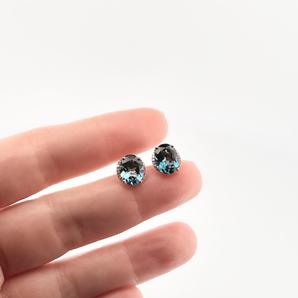 Aretes de ORO con Topacio London Blue y Diamantes $360 dlls