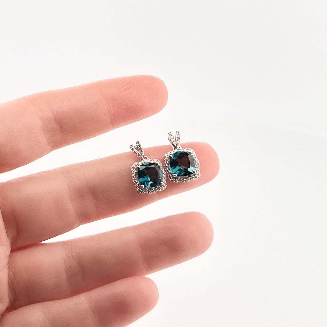 Aretes de ORO con Topacio London Blue y Diamantes $450 dlls
