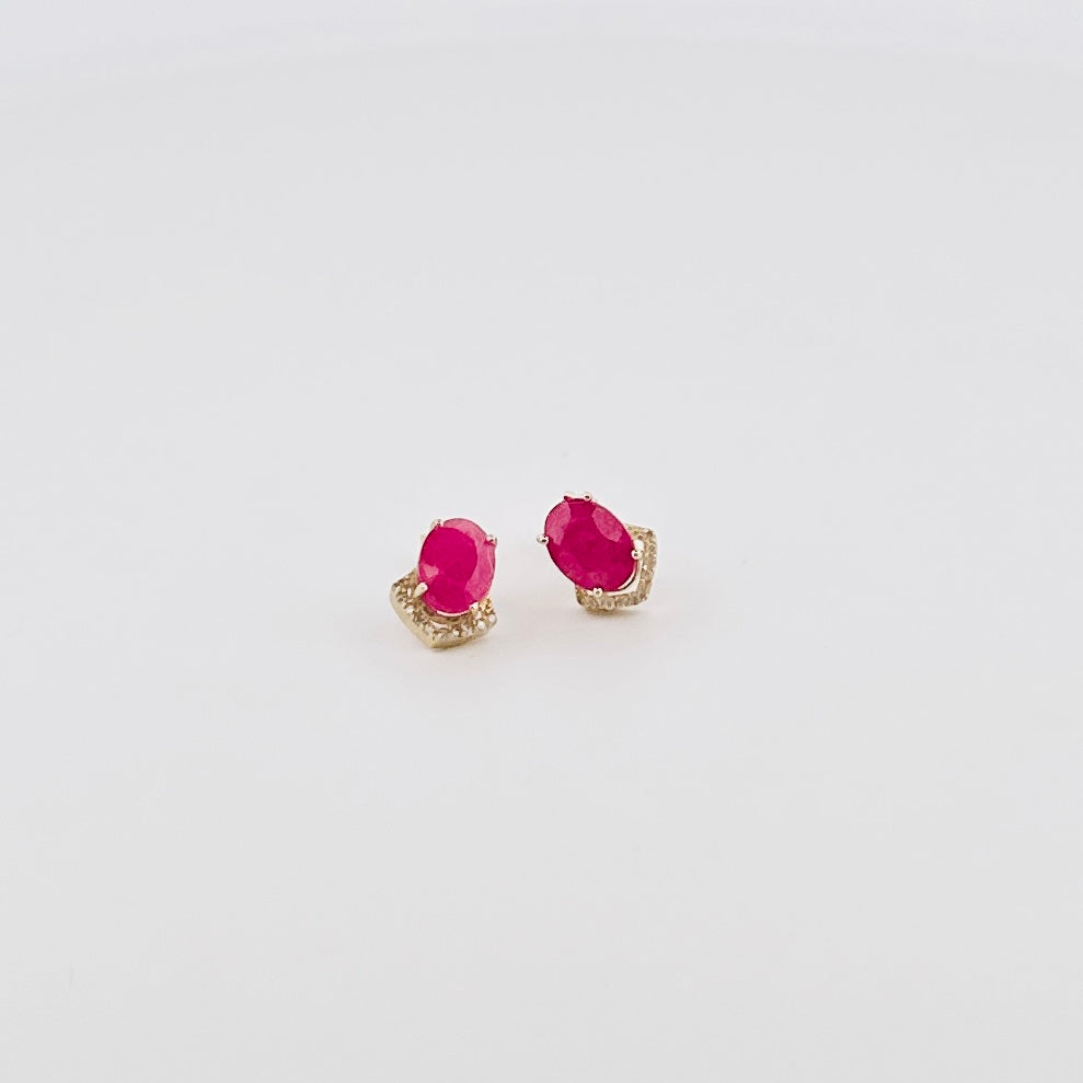 Aretes de ORO con Rubi Ovalado y Diamantes $450 dlls