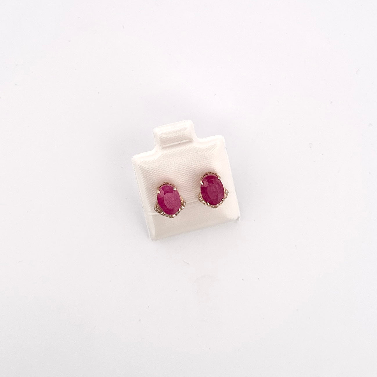 Aretes de ORO con Rubi Ovalado y Diamantes