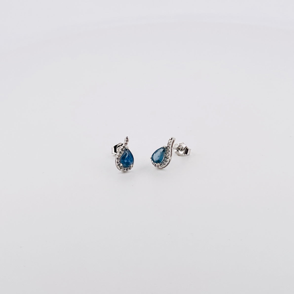 Aretes de ORO con Zafiro de Gota y Diamantes $440 dlls