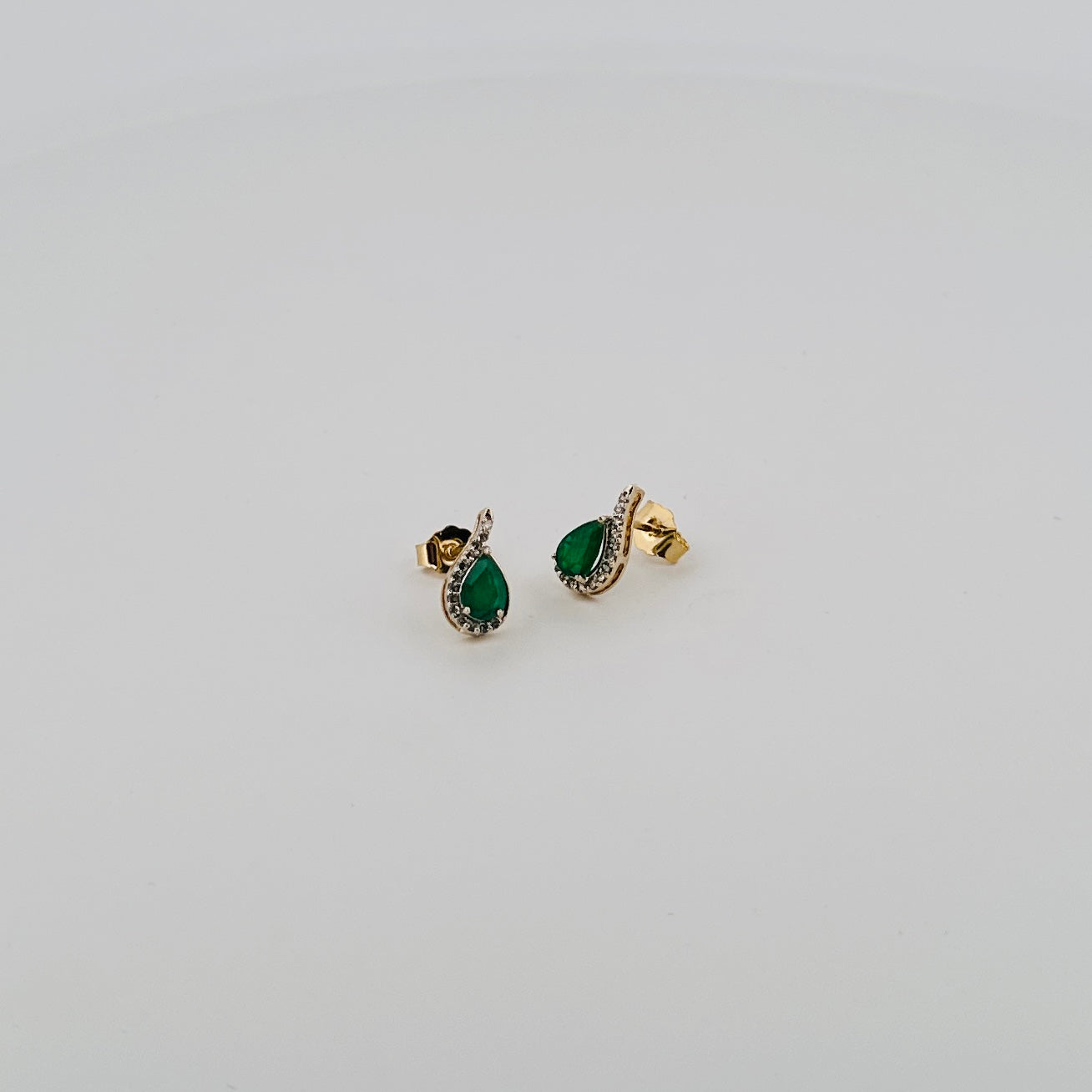 Aretes de ORO con Esmeralda de Gota y Diamantes $440 dlls