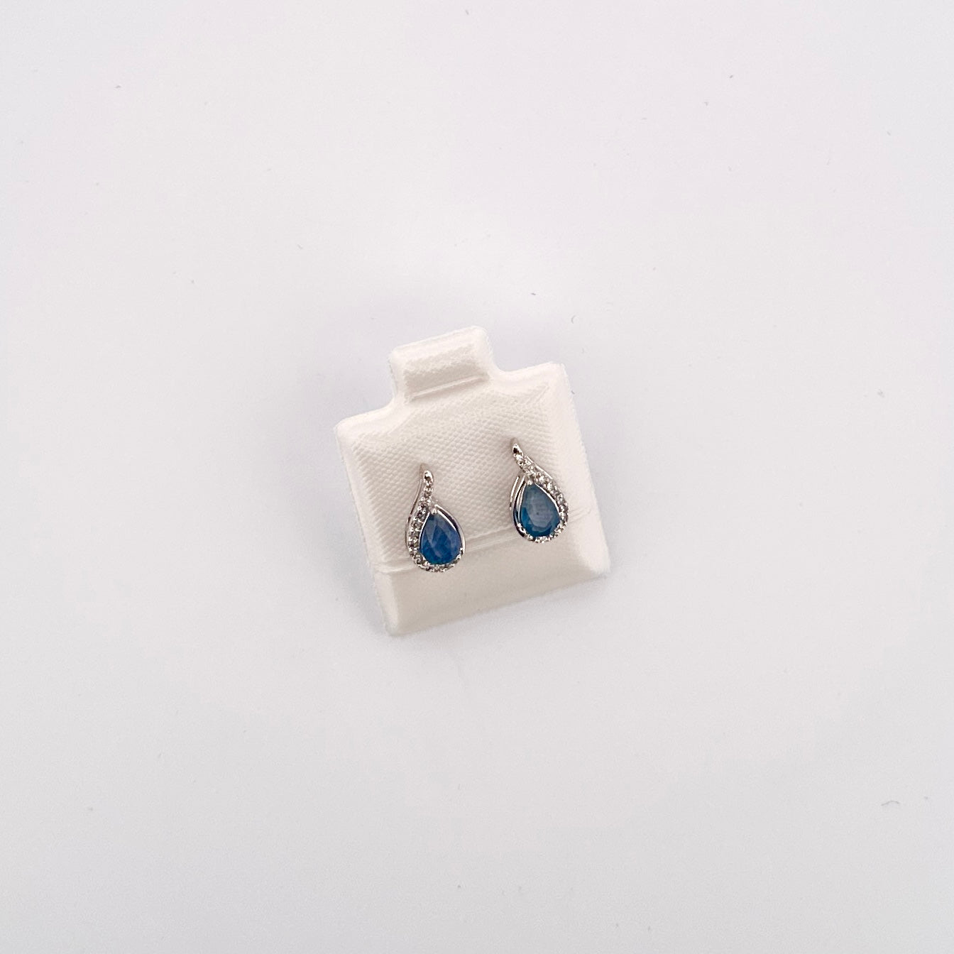 Aretes de ORO con Zafiro de Gota y Diamantes $440 dlls