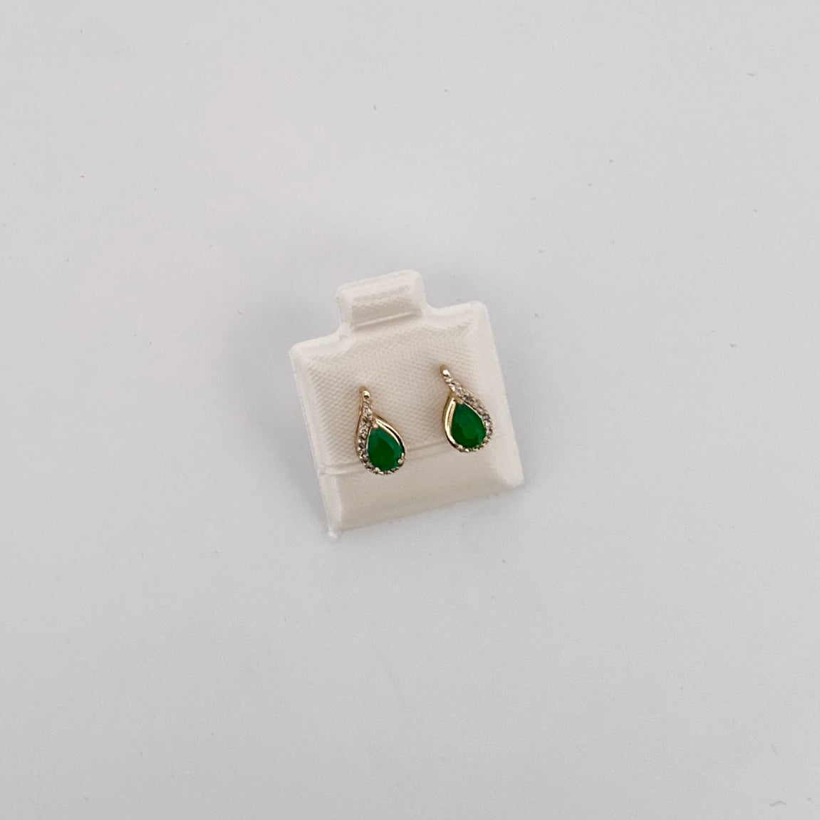 Aretes de ORO con Esmeralda de Gota y Diamantes $440 dlls