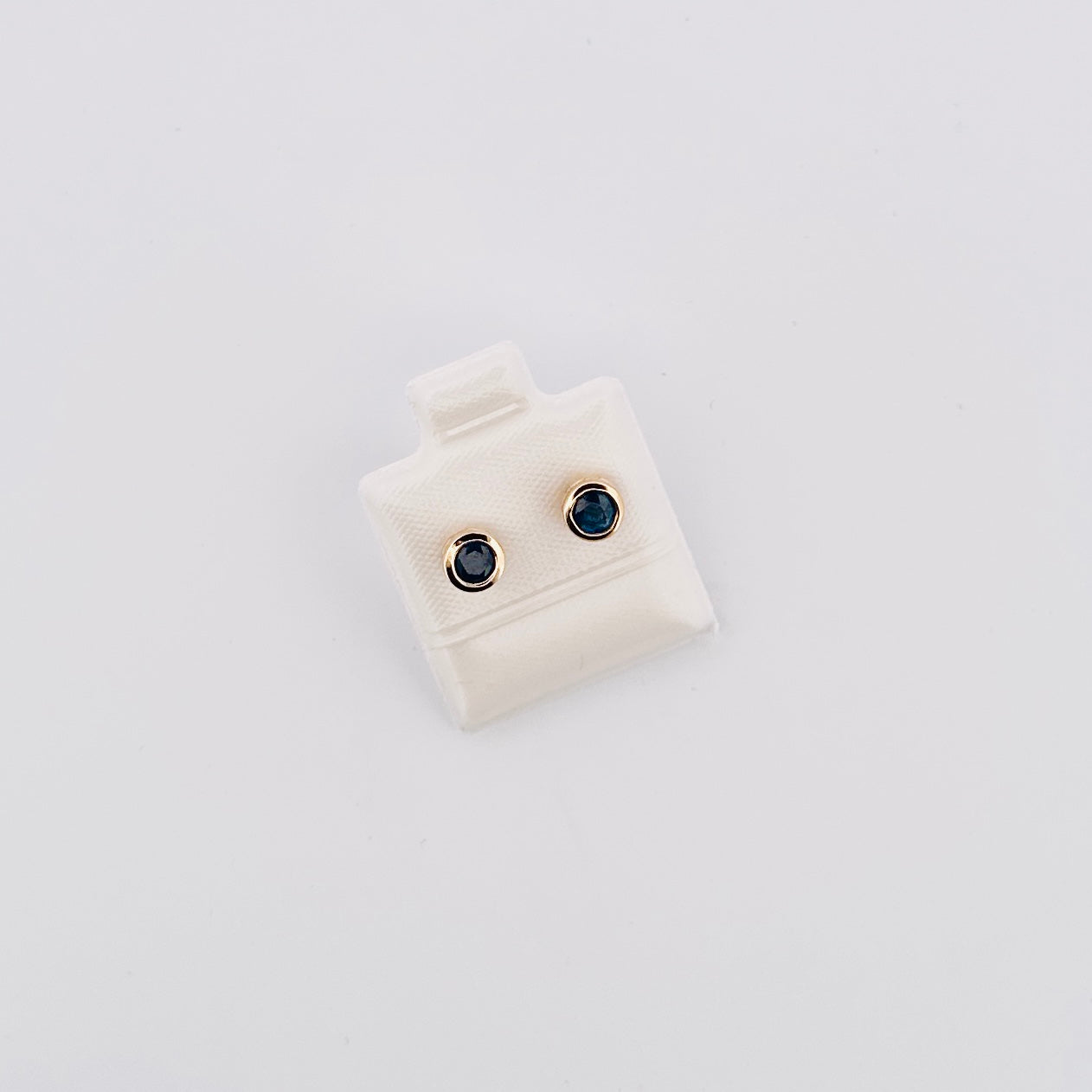 Aretes de ORO con Zafiro con bisel