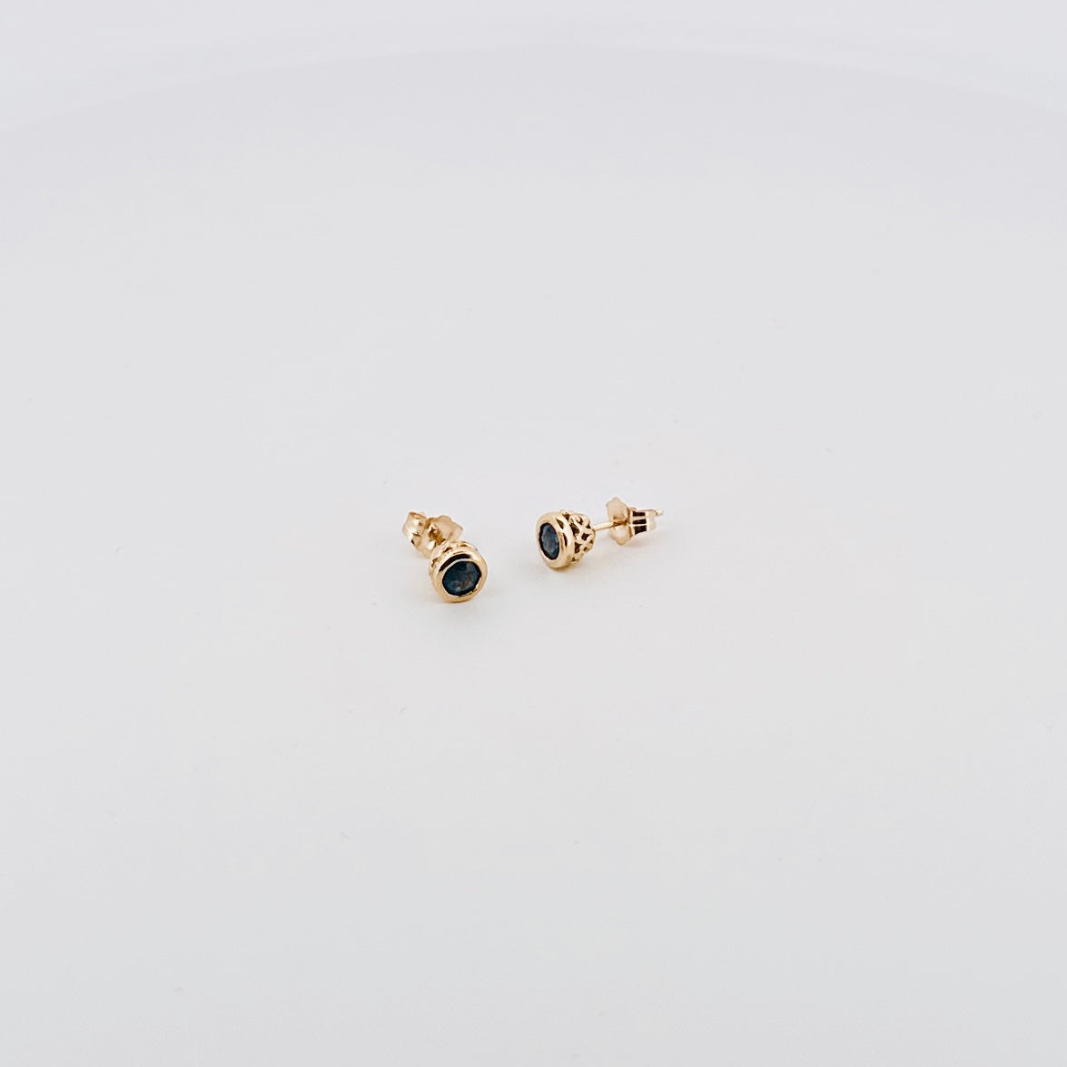 Aretes de ORO con Zafiro con bisel