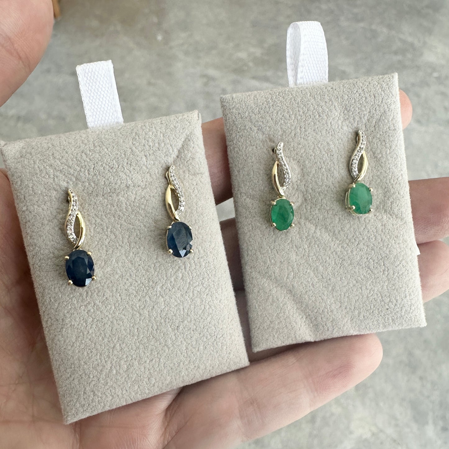 Aretes de ORO Amarillo con Zafiros / Esmeraldas $420 dlls