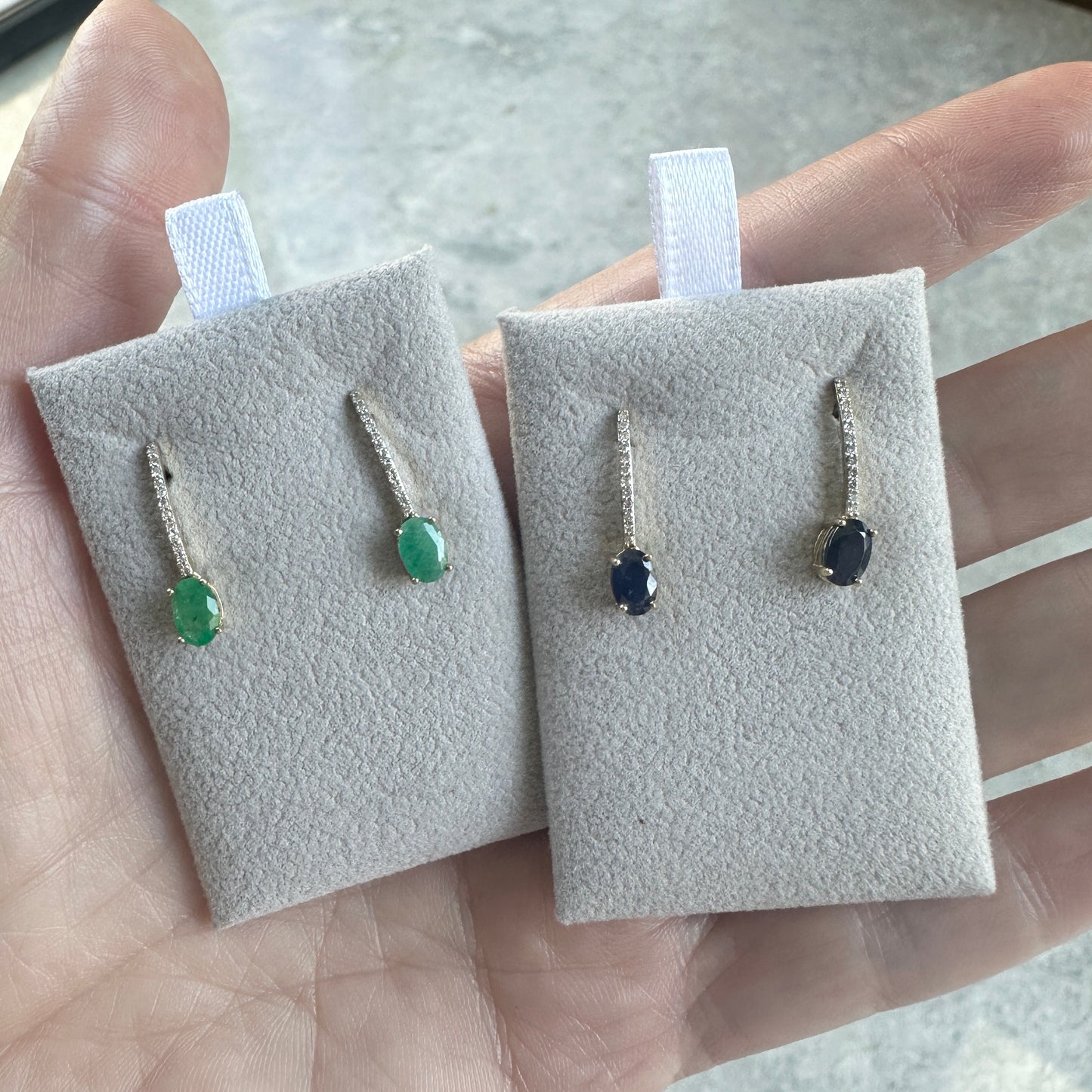 Aretes de ORO Amarillo con Zafiros / Esmeraldas y diamantitos $380 dlls