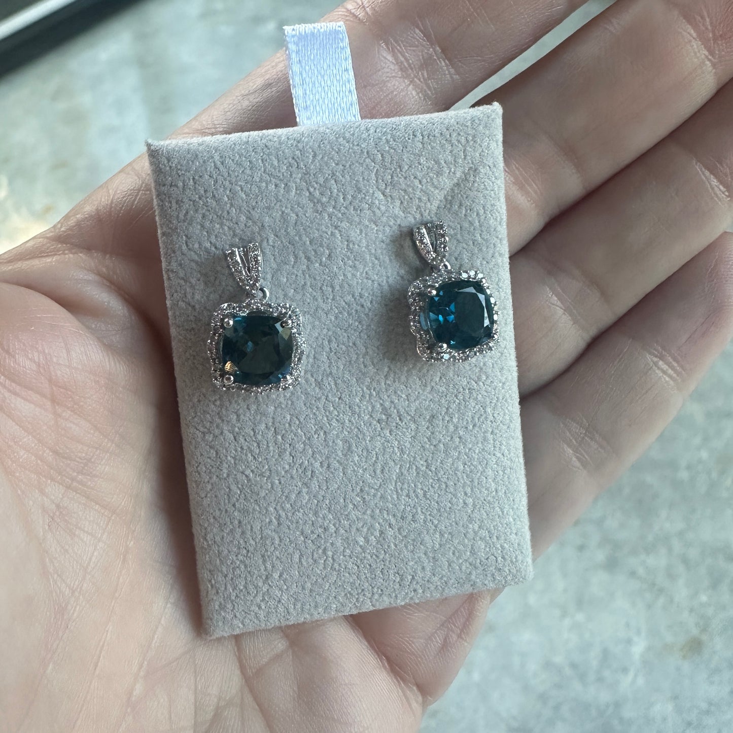 Aretes de ORO con Topacio London Blue y Diamantes $450 dlls