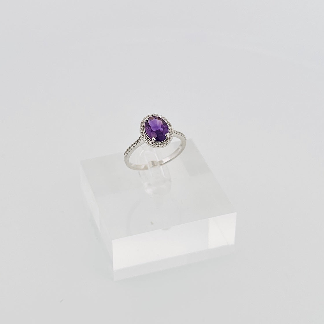 Anillo de ORO con Amatista y Diamantes $450 dlls