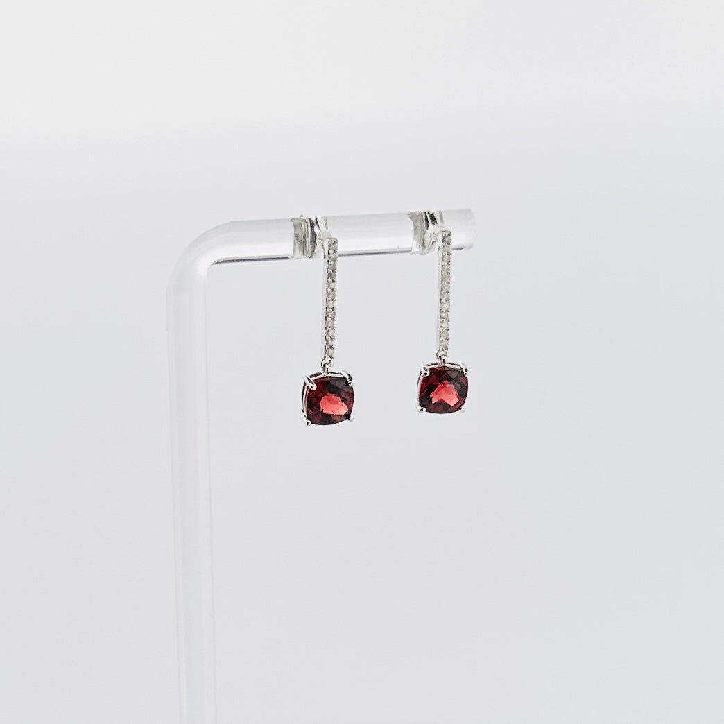 Aretes largos de ORO con Granate y Diamantes $370 dlls