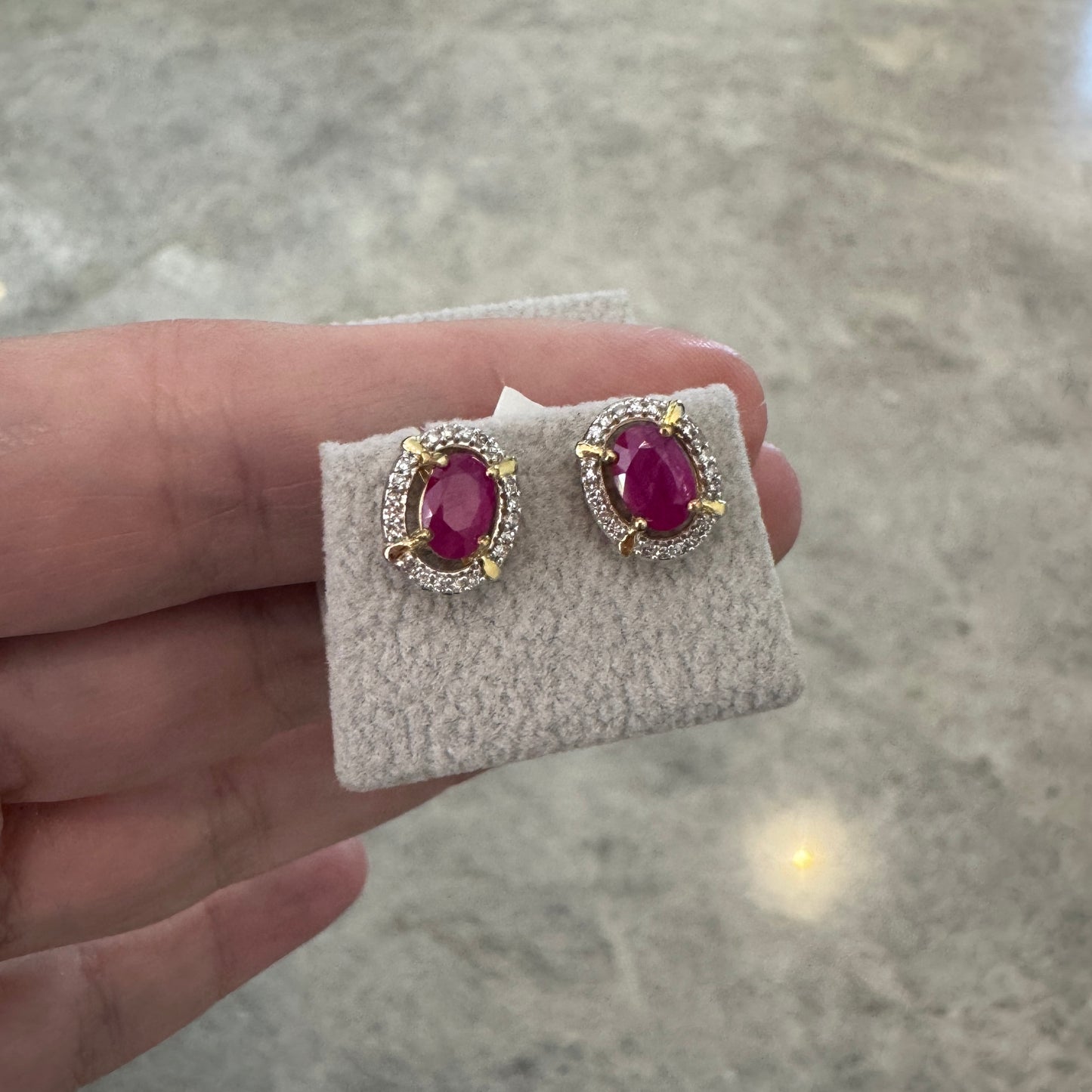Aretes de ORO amarillo con Rubi y halo de diamantes $450 dlls