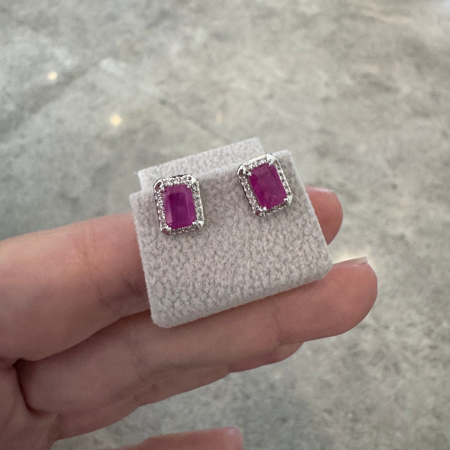 Aretes de ORO blanco con Rubi y halo de diamantes $450 dlls