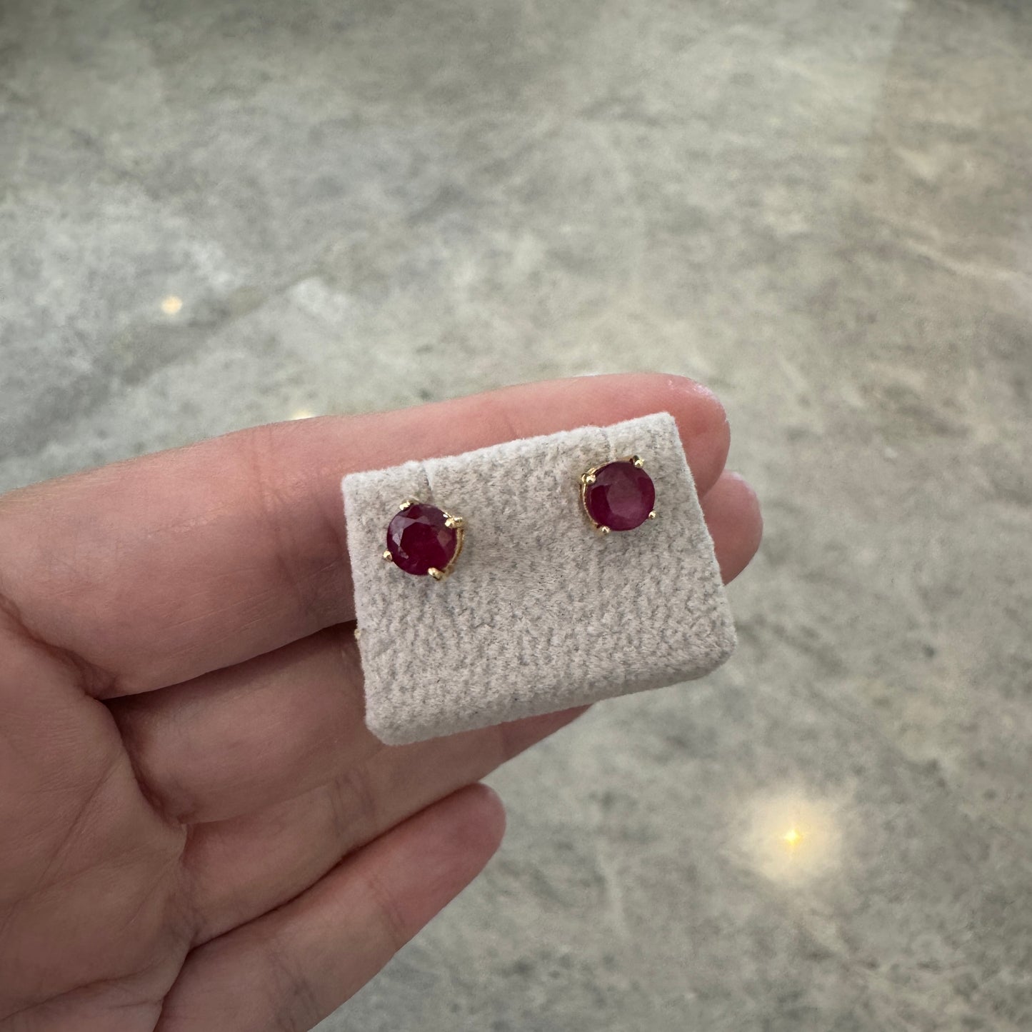 Aretes de ORO amarillo con Rubi $220 dlls