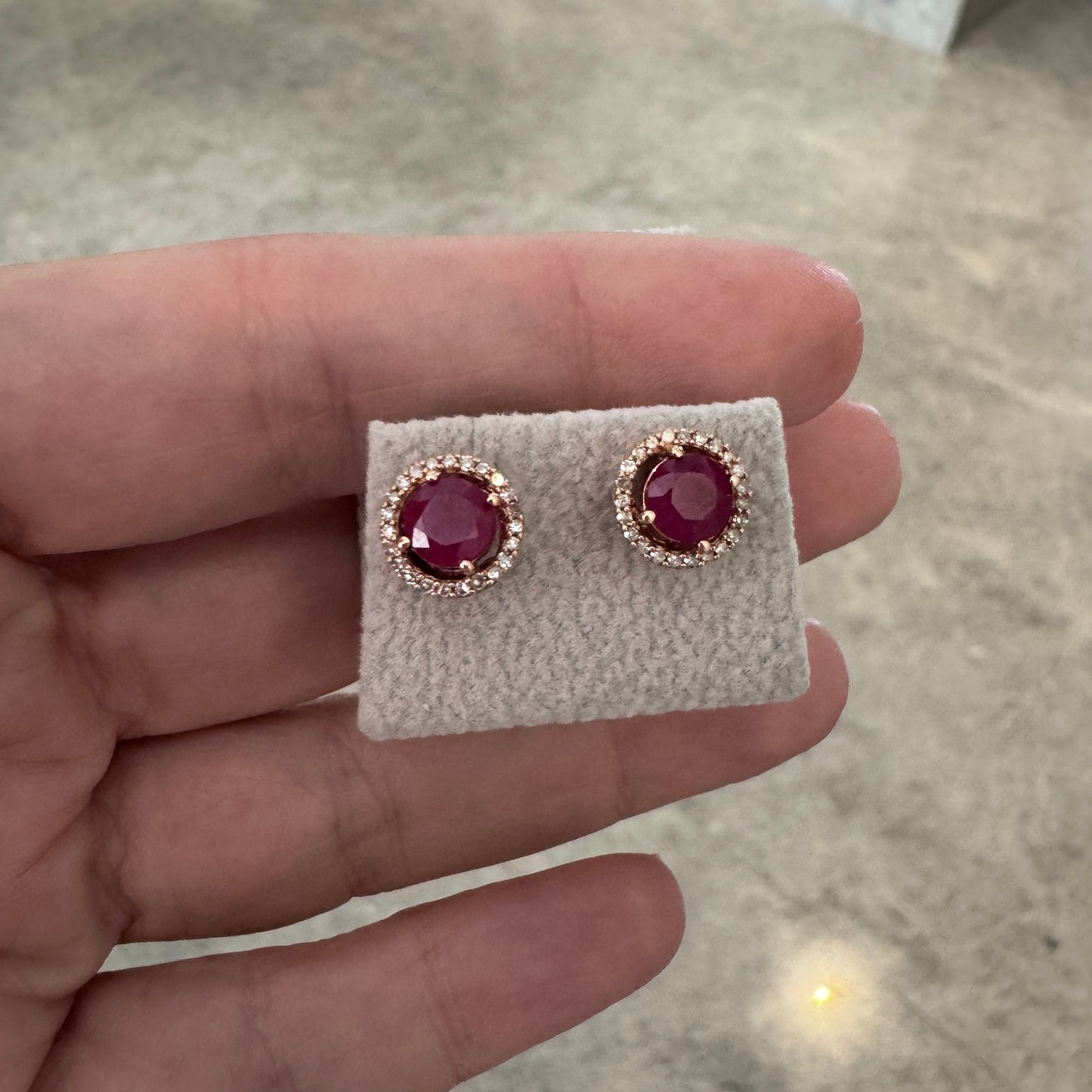 Aretes de ORO rosa con Rubies y halo de diamantes $420 dlls