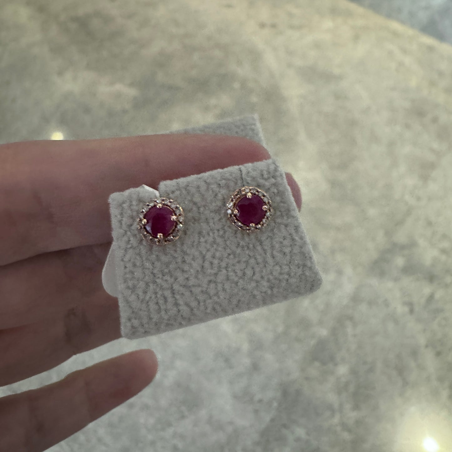 Aretes de ORO rosa con Rubies y halo de diamantes $250