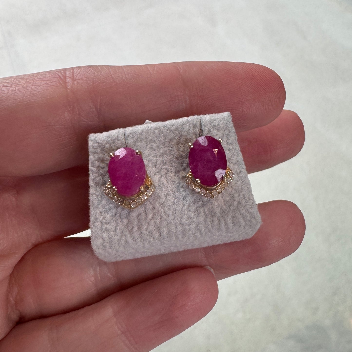 Aretes de ORO con Rubi Ovalado y Diamantes $450 dlls