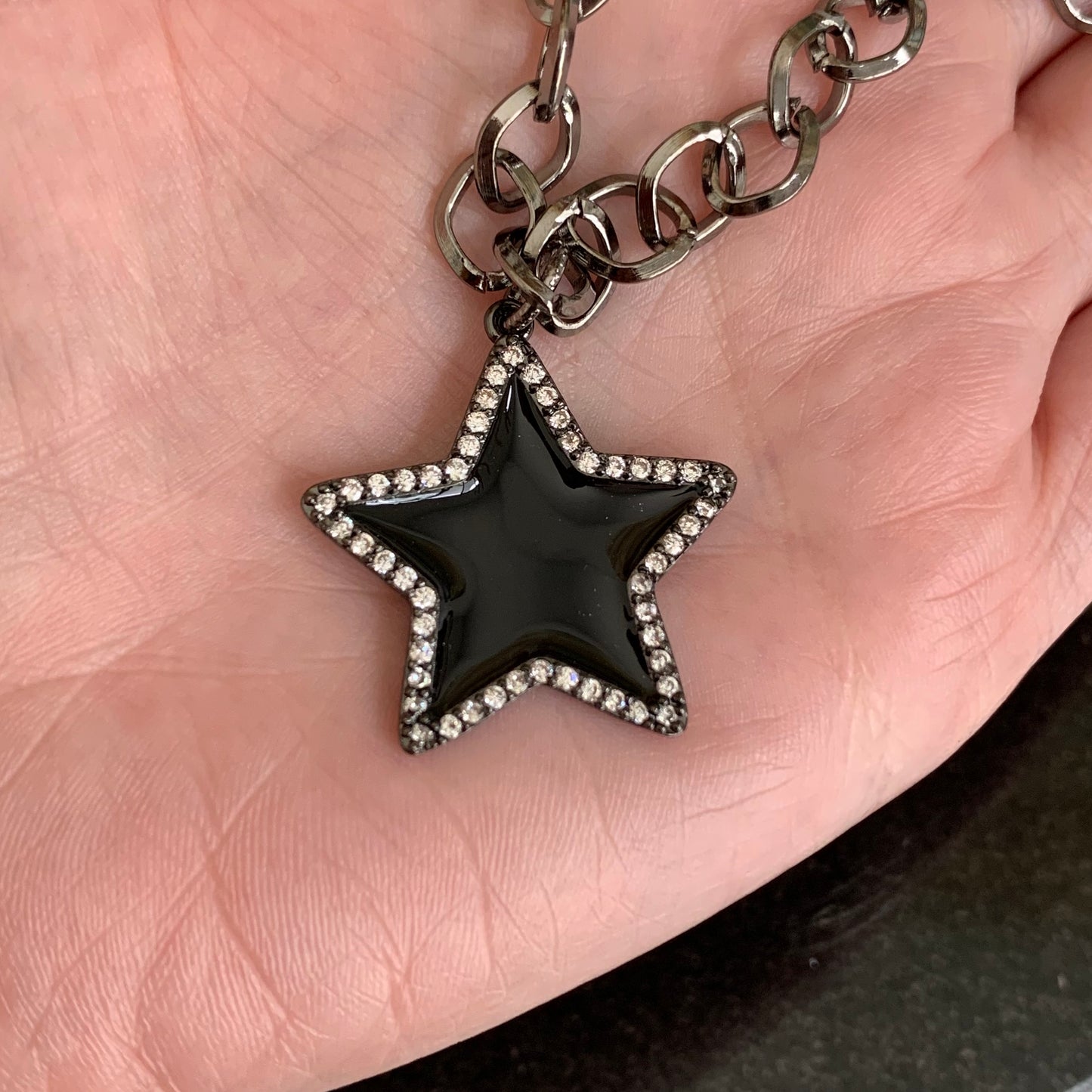 Cadena con dije de ESTRELLA NEGRA