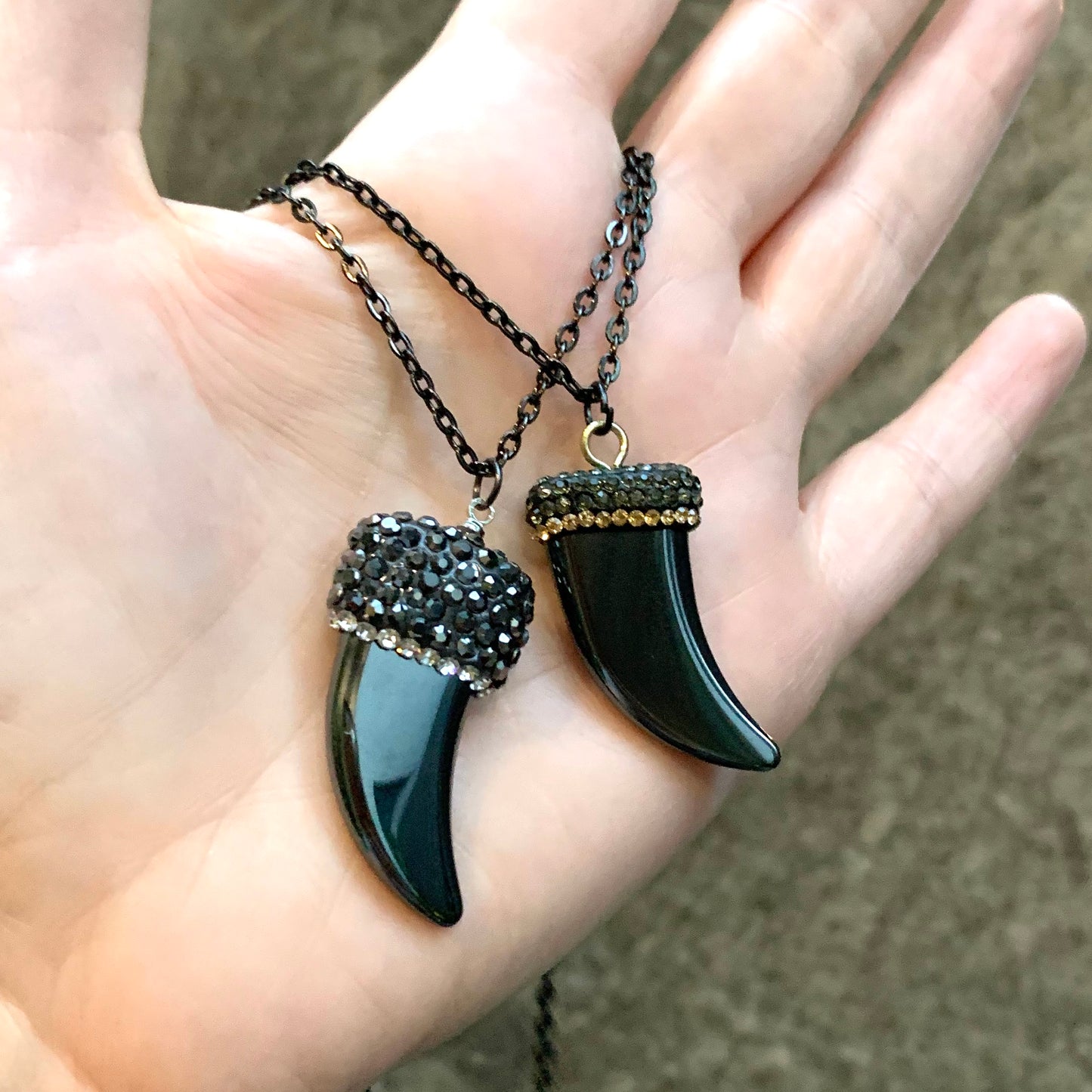 Cadena corta con dije de CUERNO NEGRO CHICO con cristales