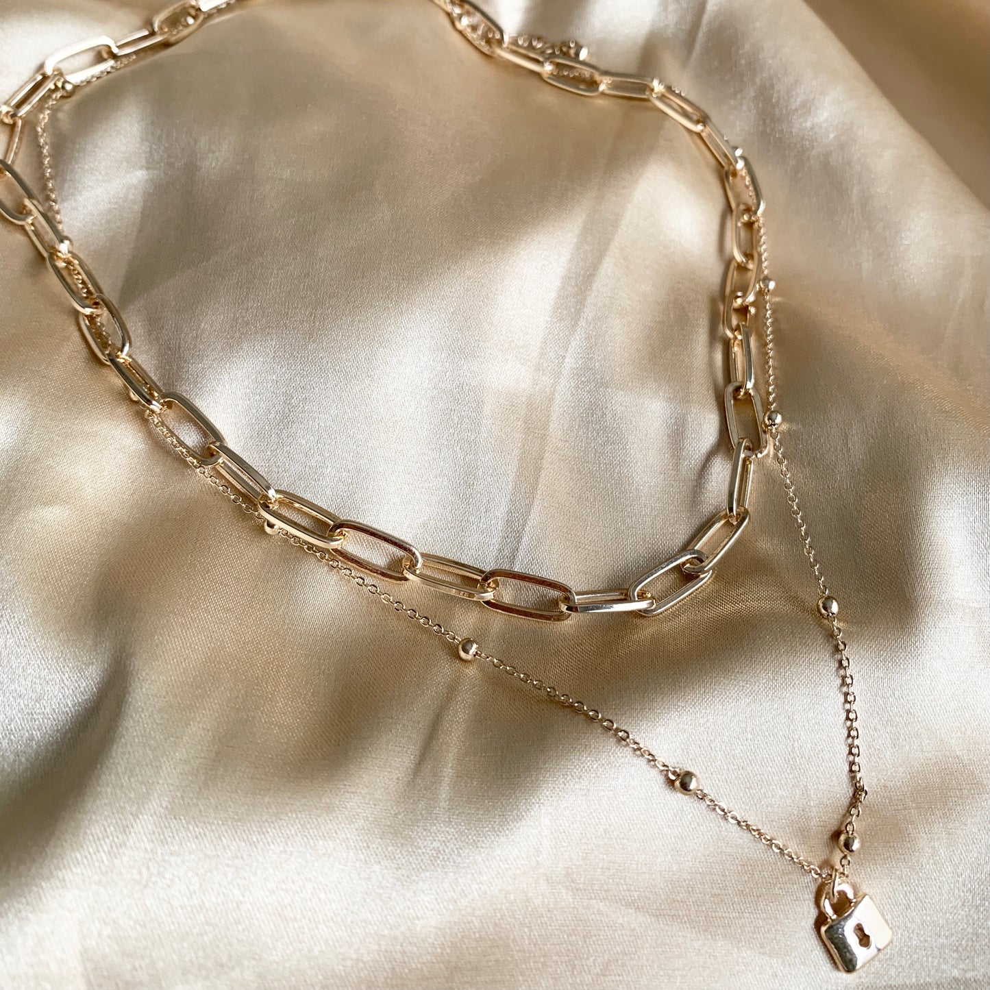 Collar DOBLE de baño de oro con dije de CANDADO