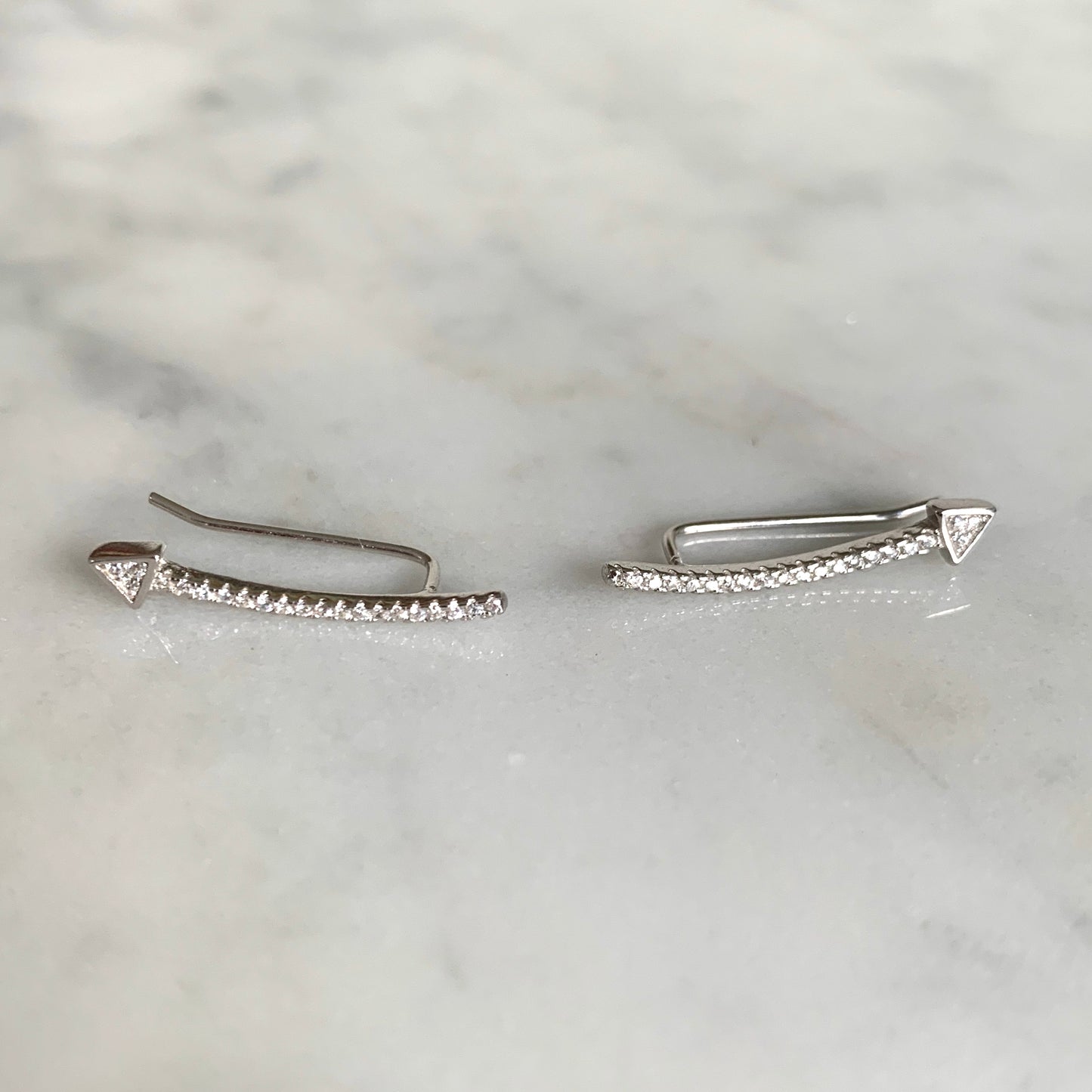 Arete tipo EAR CRAWLER de FLECHA de plata