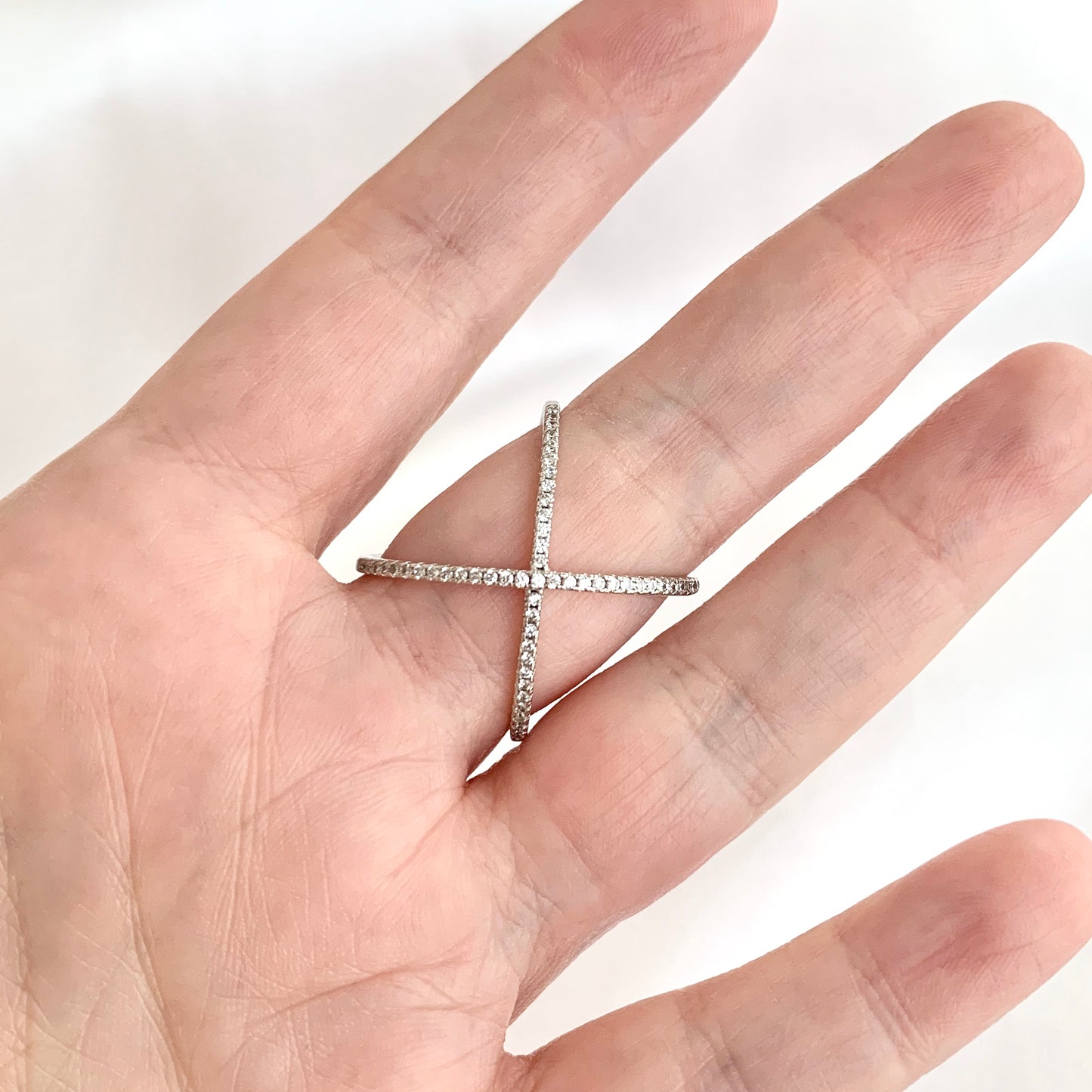 Anillo de plata de X con zirconias