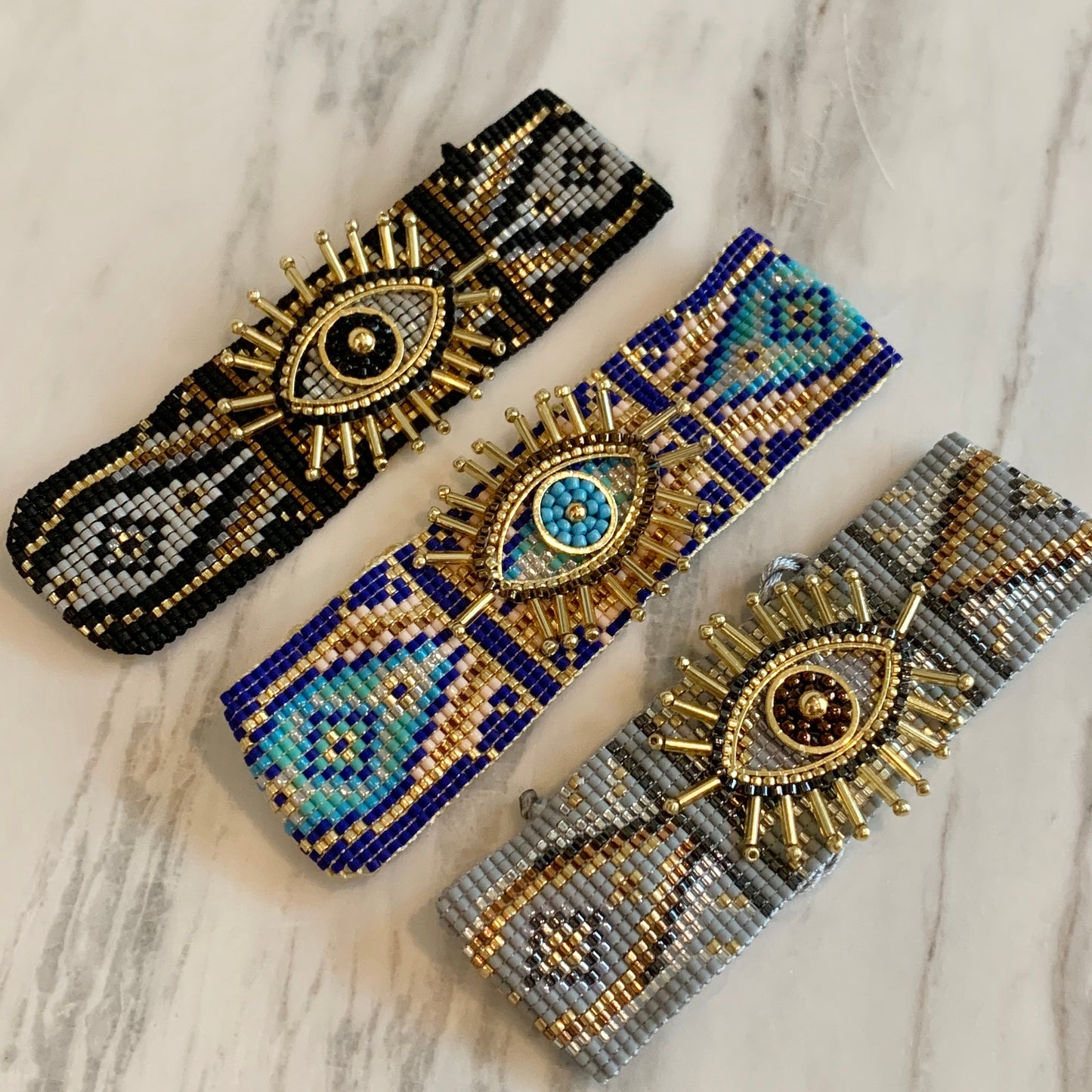 Pulseras de chaquiras con OJO