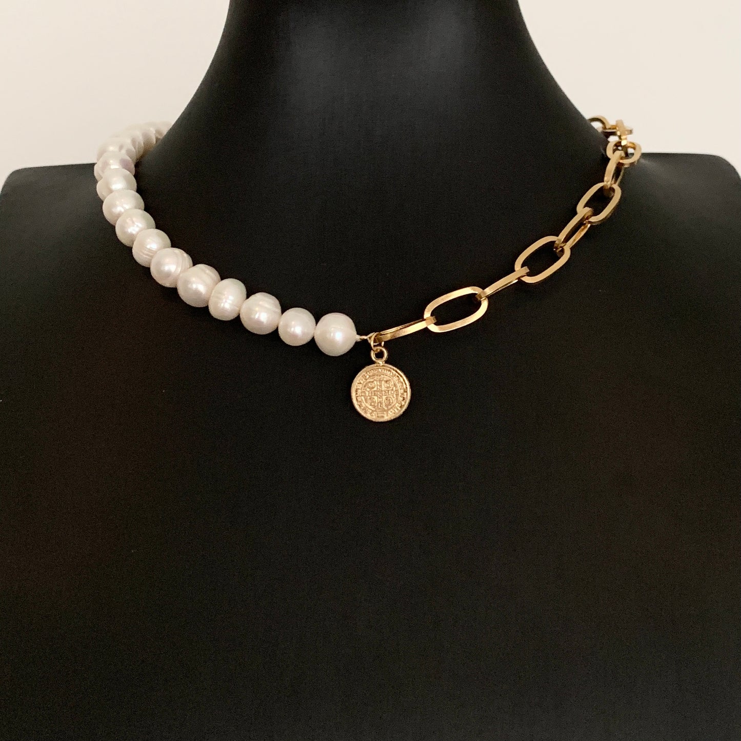 Collar con CADENA y PERLAS con medalla de San Benito