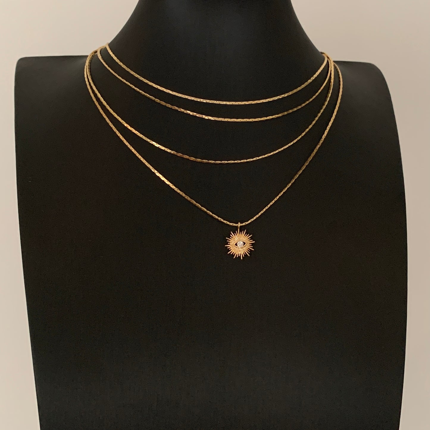 Collar LAYERING con dije de SOL y OJITO