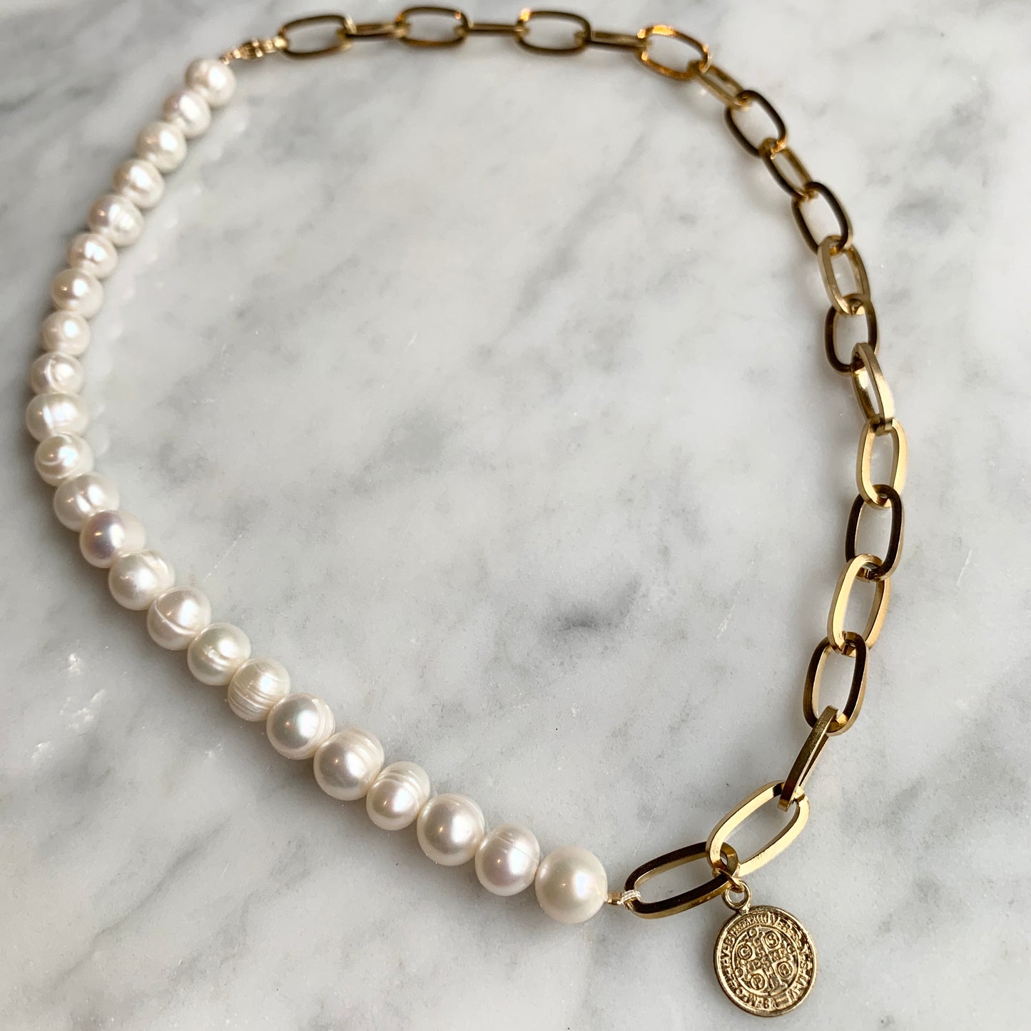 Collar con CADENA y PERLAS con medalla de San Benito