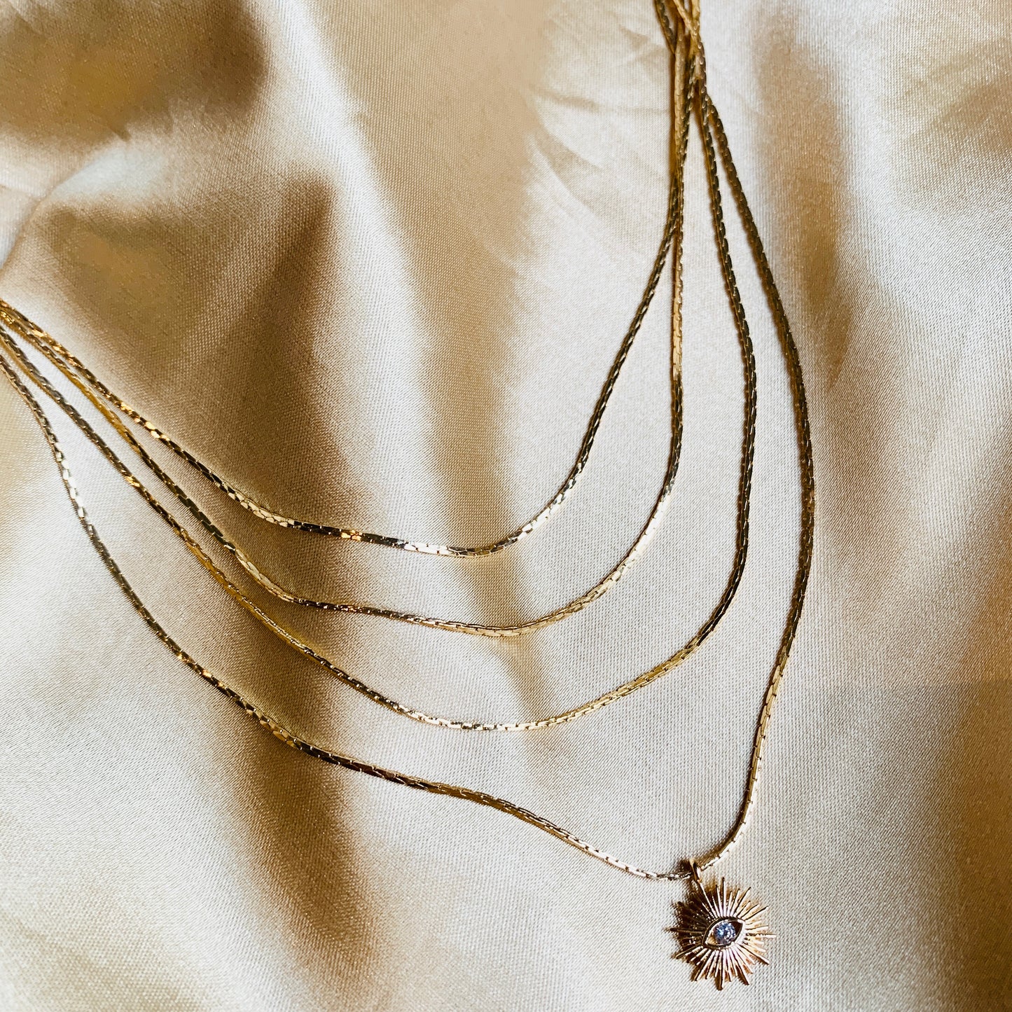 Collar LAYERING con dije de SOL y OJITO