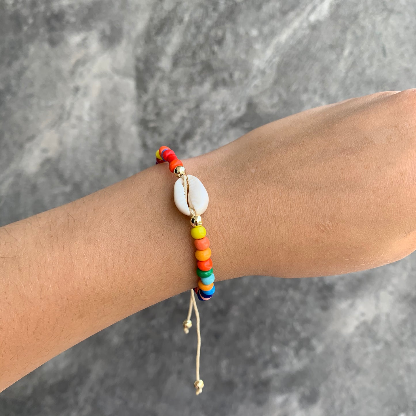 Pulsera AJUSTABLE de COLORES con CONCHA