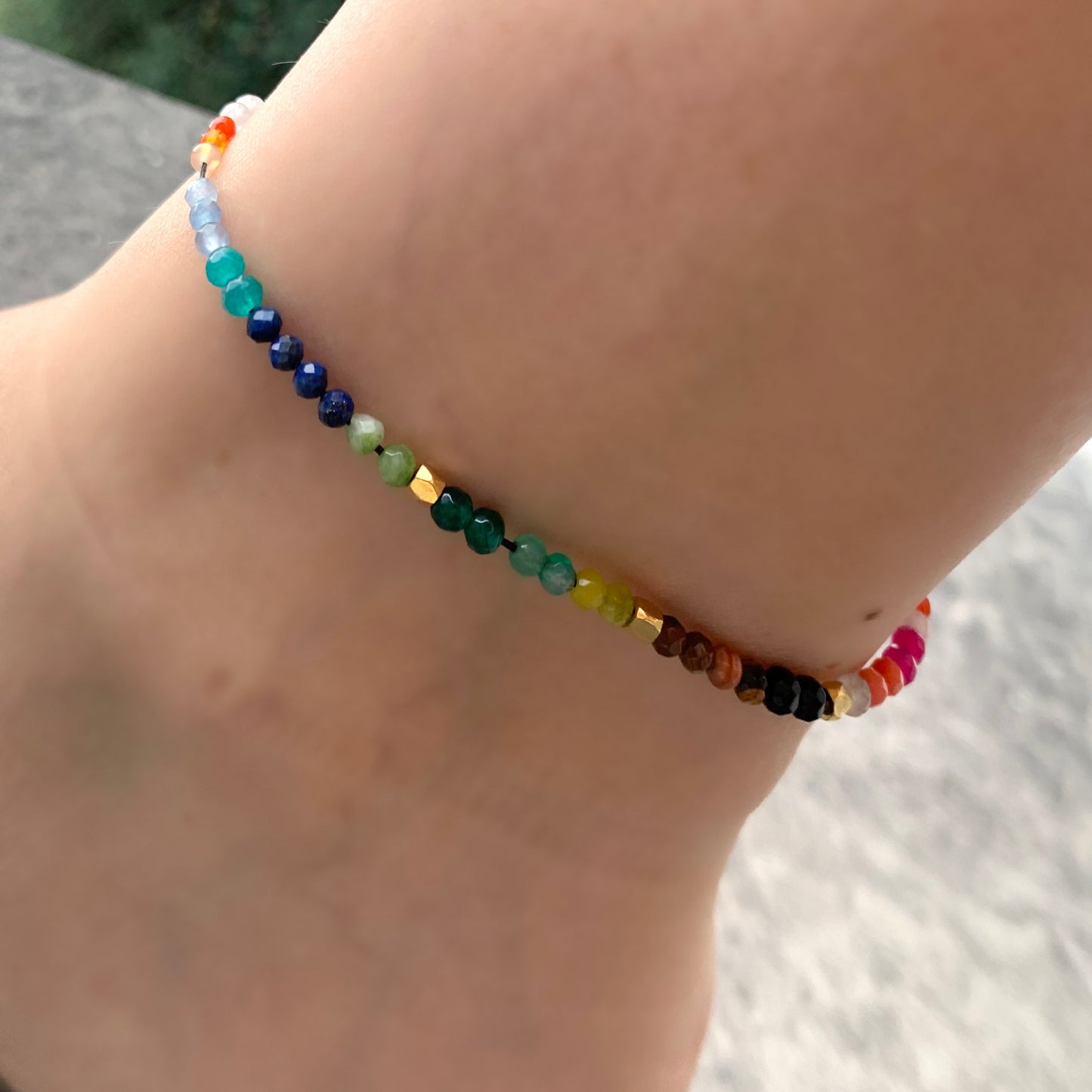 Tobillera con piedras de COLORES