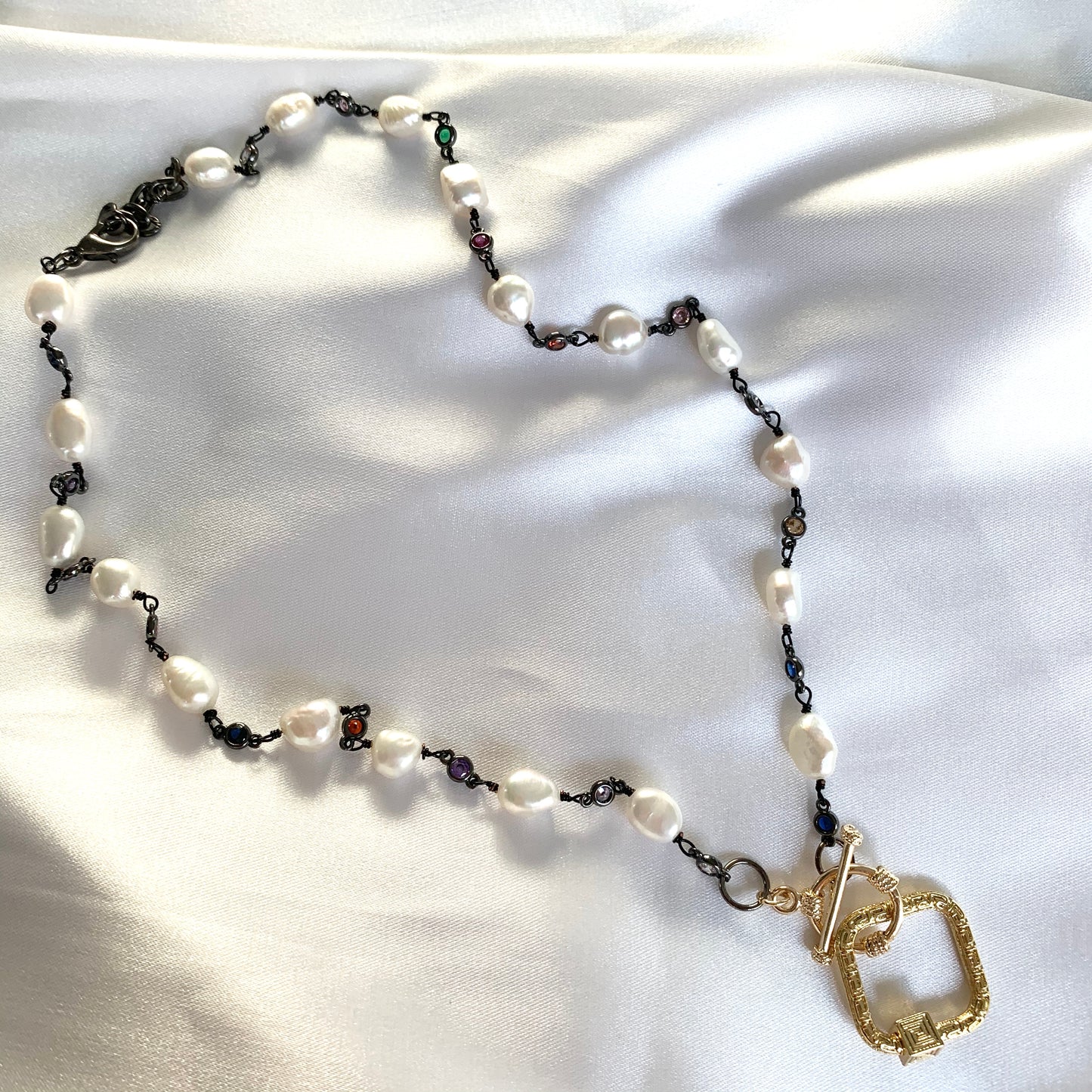 Collar negro de PERLAS BLANCAS y ZIRCONIAS