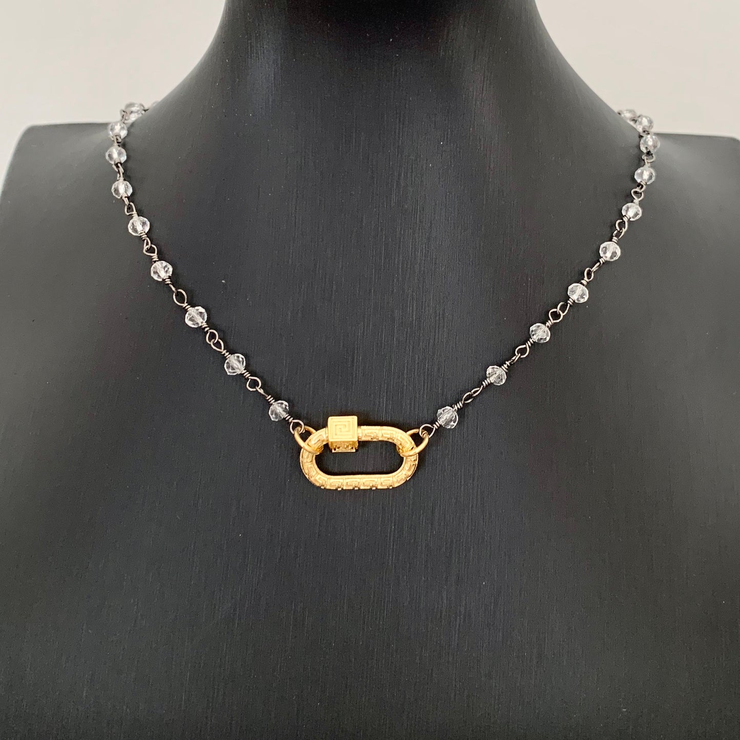 Collar negro con CRISTALES y candado