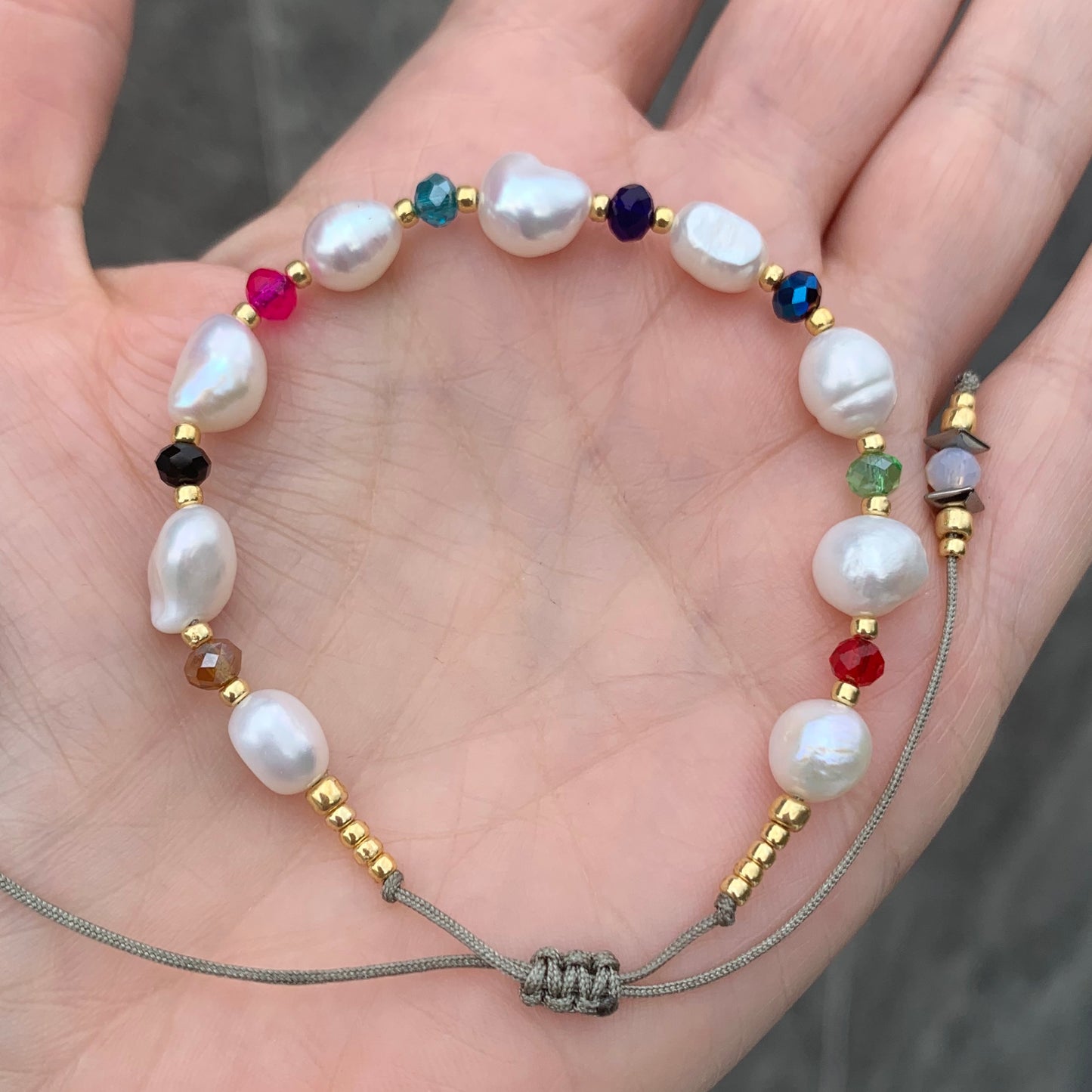 Pulsera ajustable con PERLAS y PIEDRITAS de colores