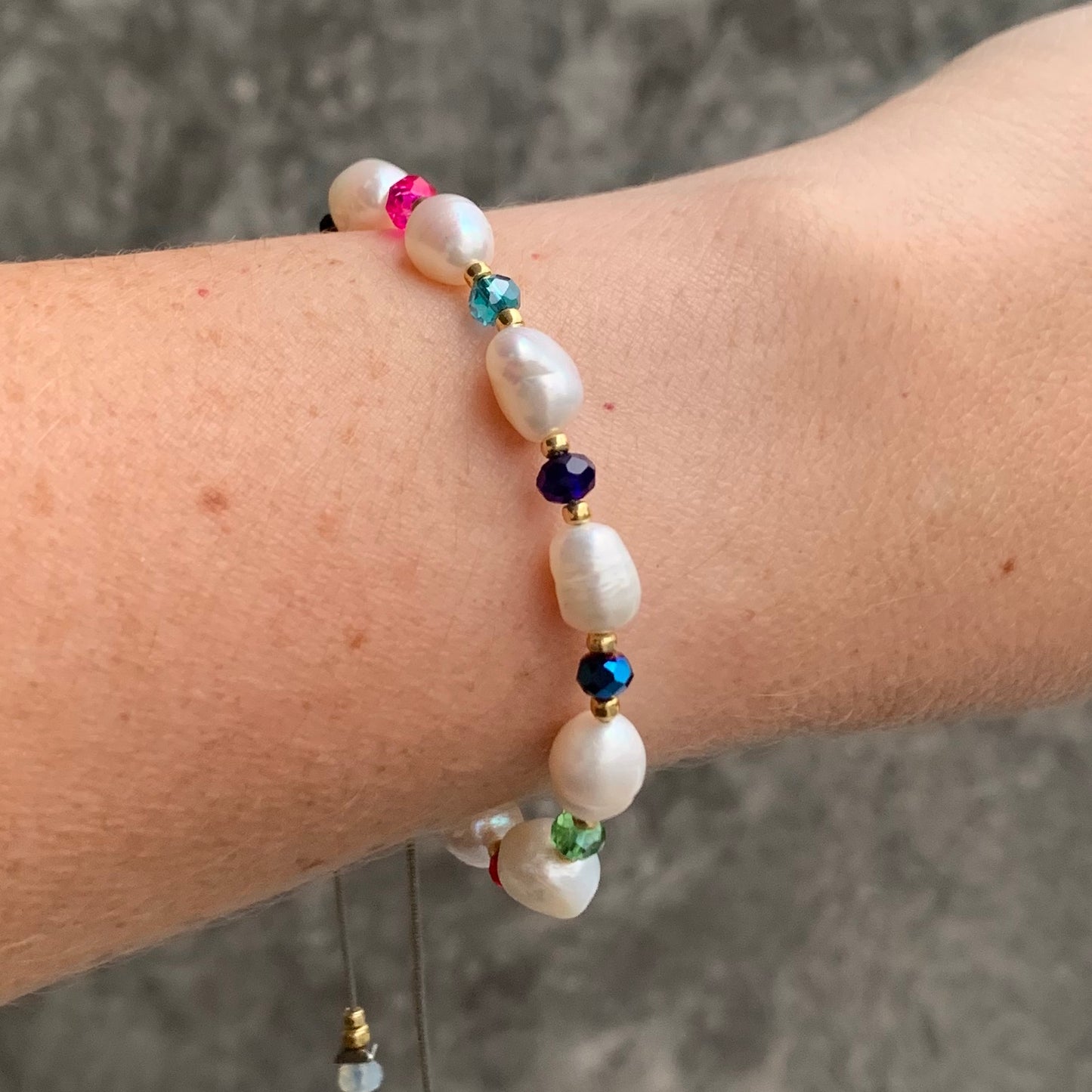 Pulsera ajustable con PERLAS y PIEDRITAS de colores