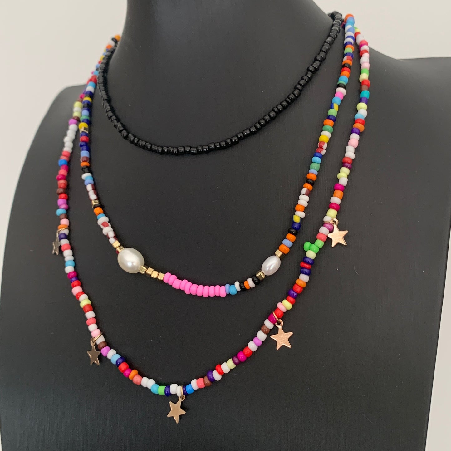 Set de 3 collares de colores con dijes de estrellas