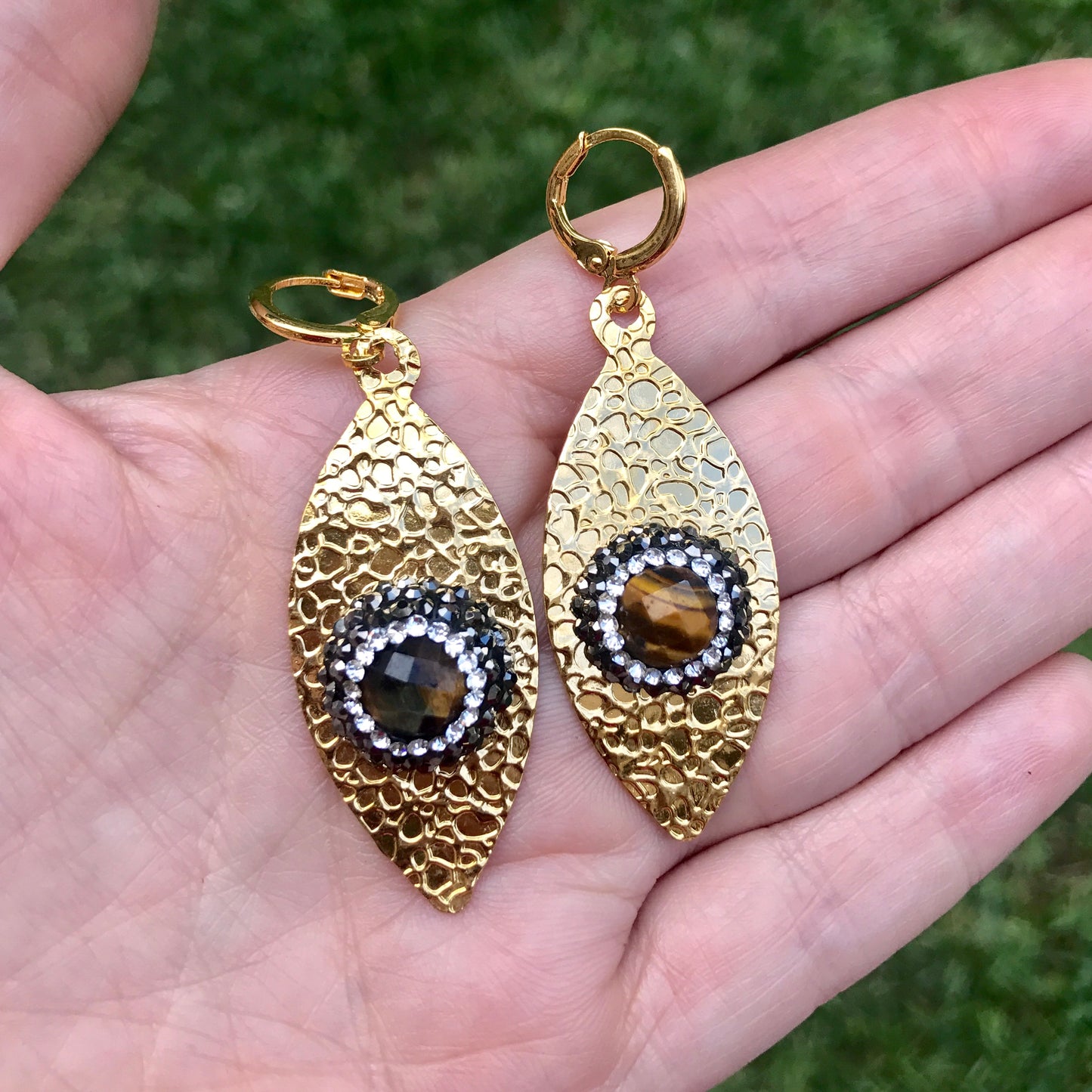 Arete de OVALO dorado con PIEDRA NATURAL