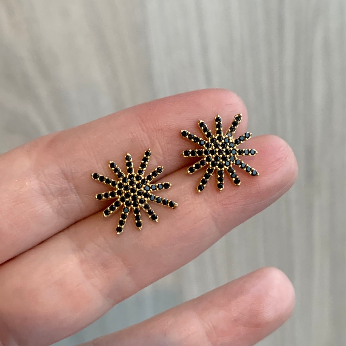 Arete (Broquel) de SOL dorado con zirconias NEGRAS