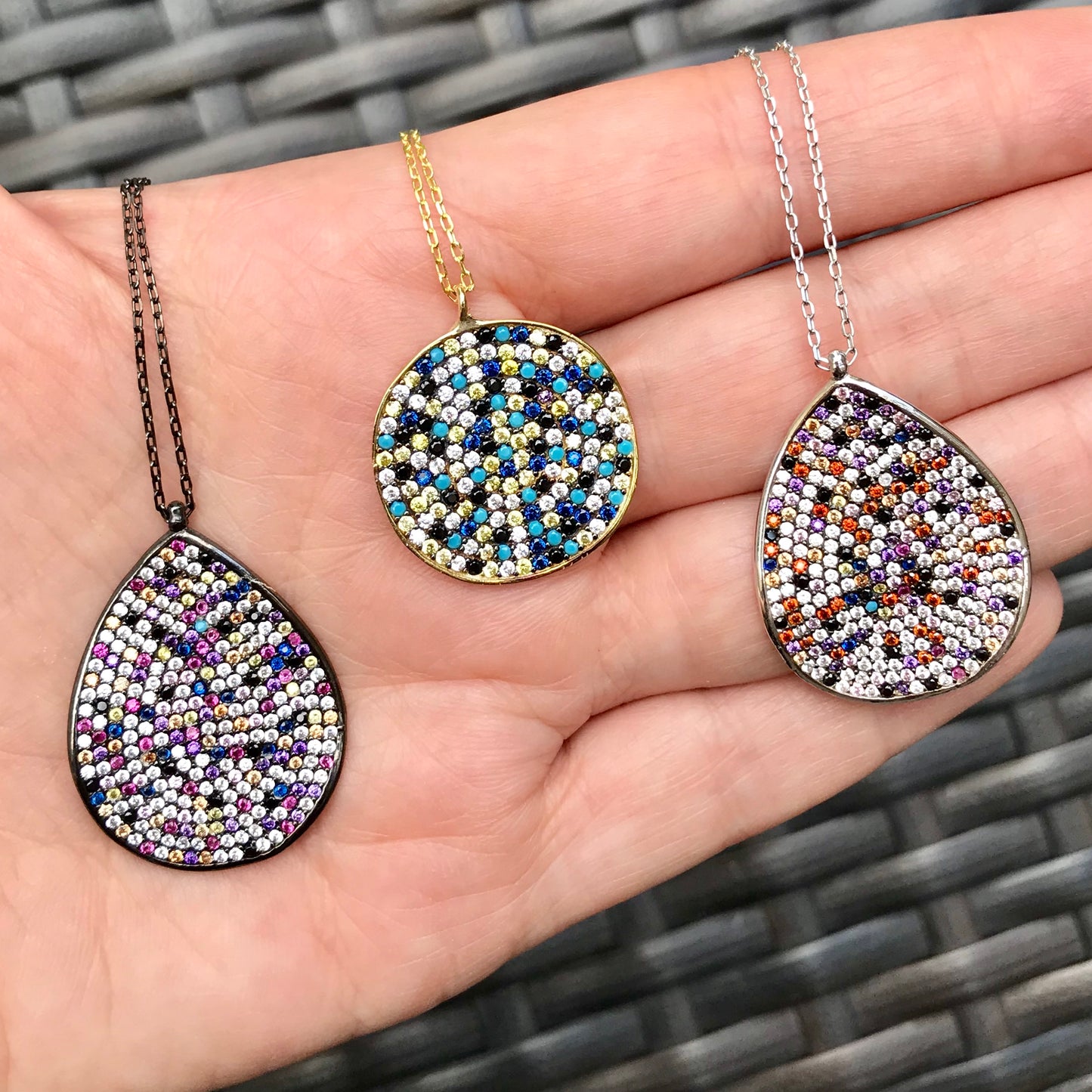 Cadenita de plata con DIJE de GOTA o CIRCULO cubiertos con PIEDRITAS NATURALES