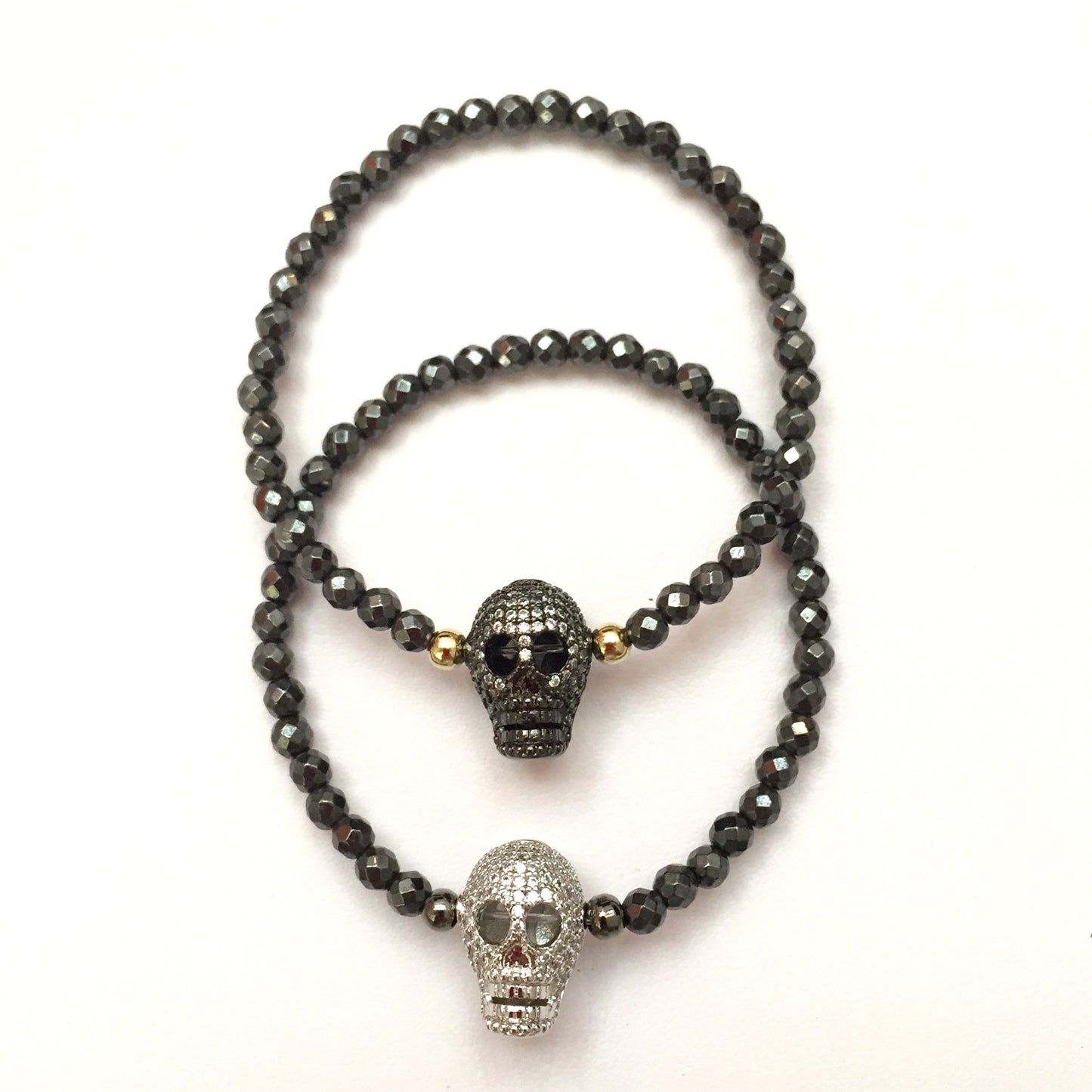 Pulsera de piedra HEMATITA con dije de CALAVERA