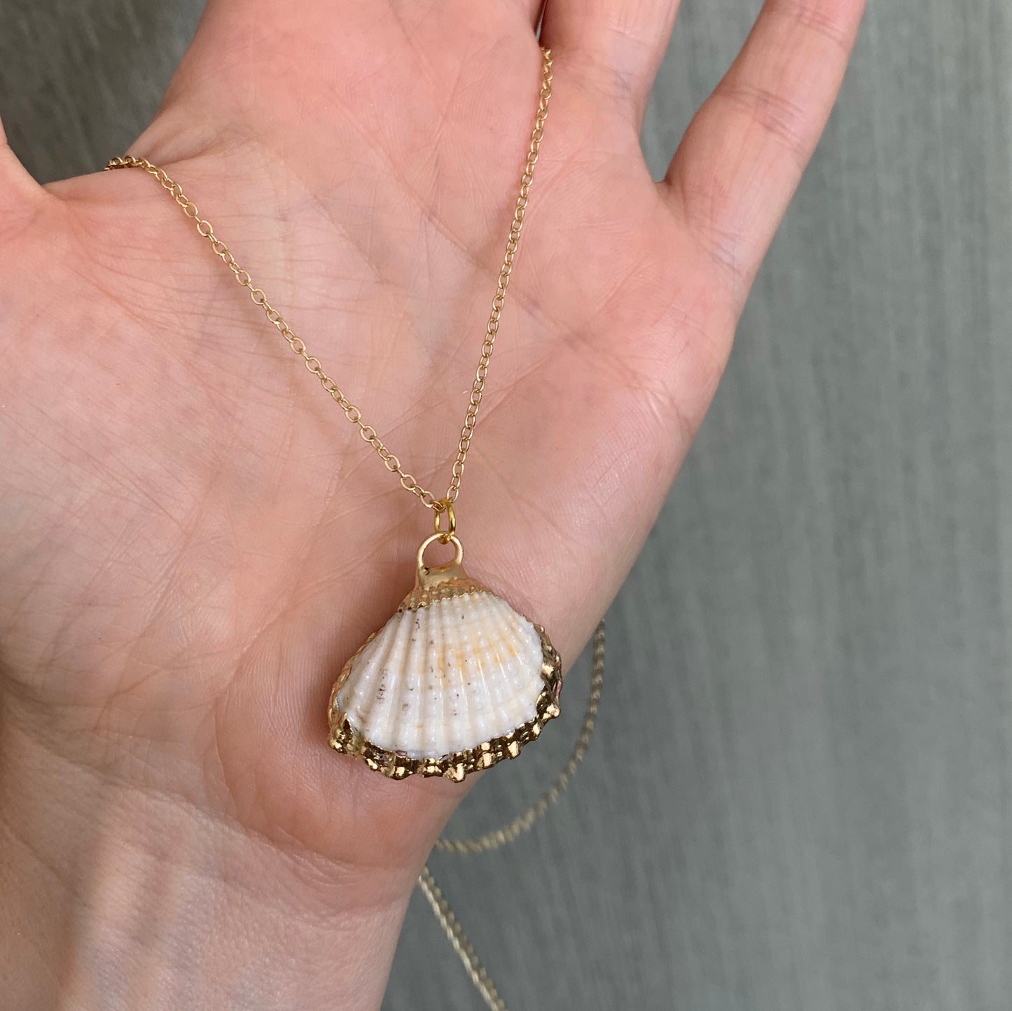 Cadenita con dije de CONCHA con filo DORADO